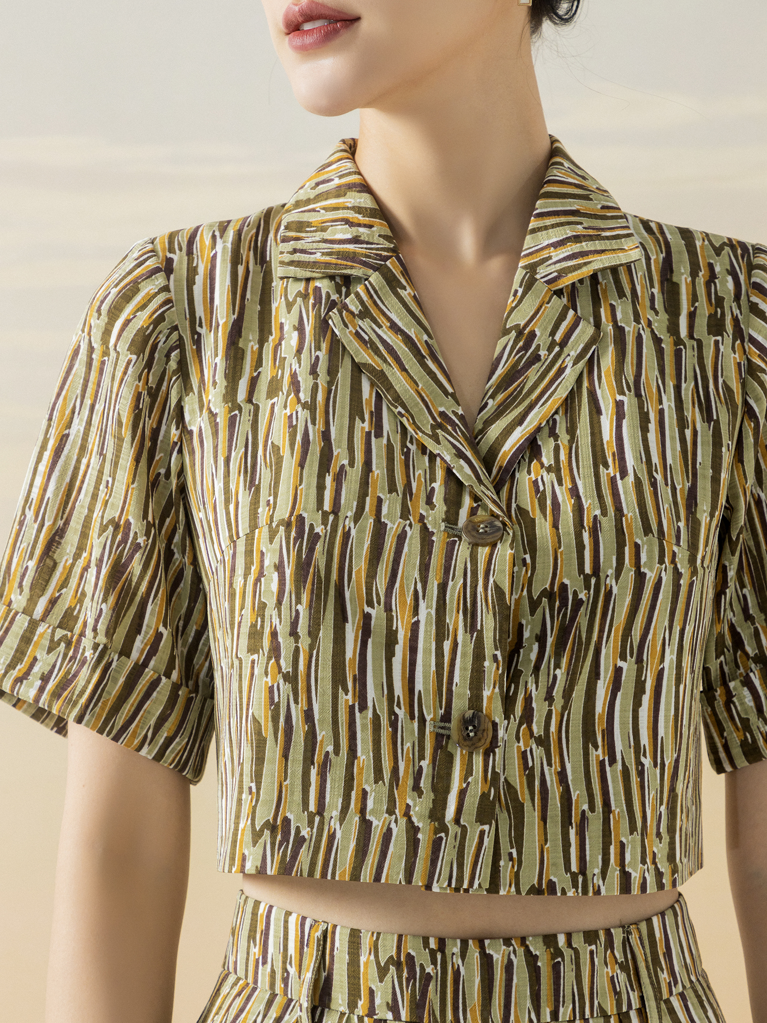 Áo croptop cổ 2 ve tay cọc dài