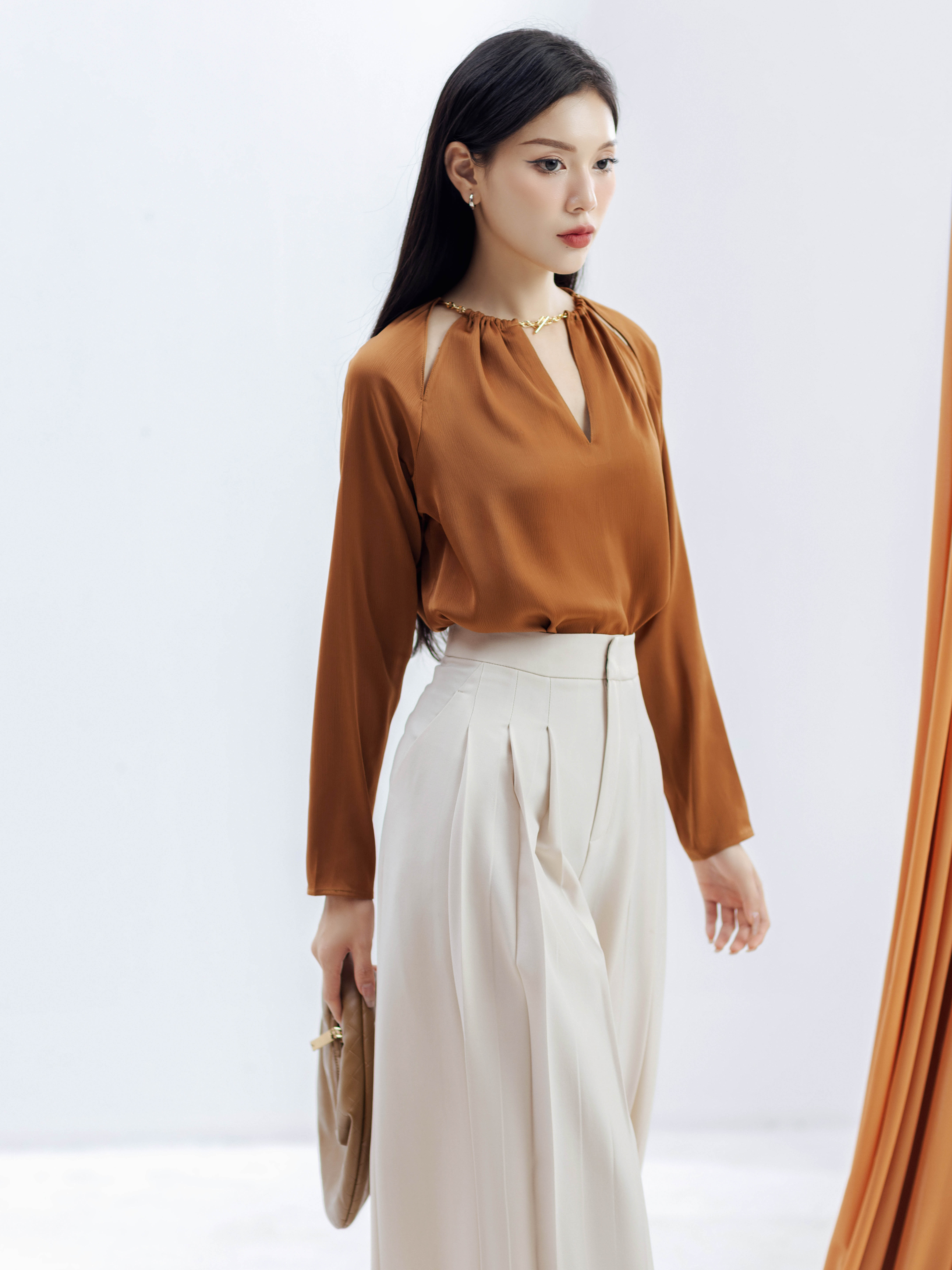 Áo sơ mi cổ tròn xẻ vai