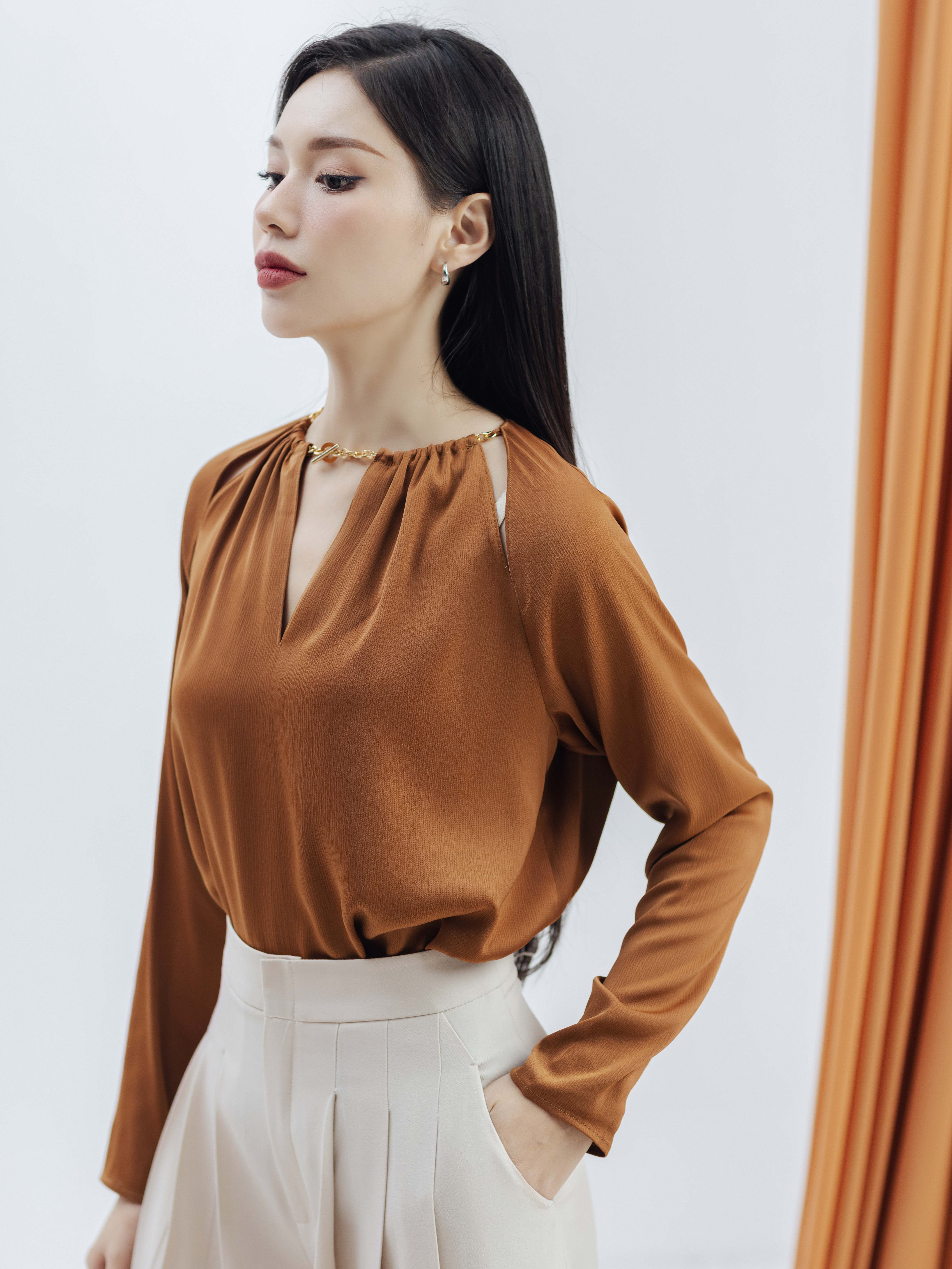 Áo sơ mi cổ tròn xẻ vai