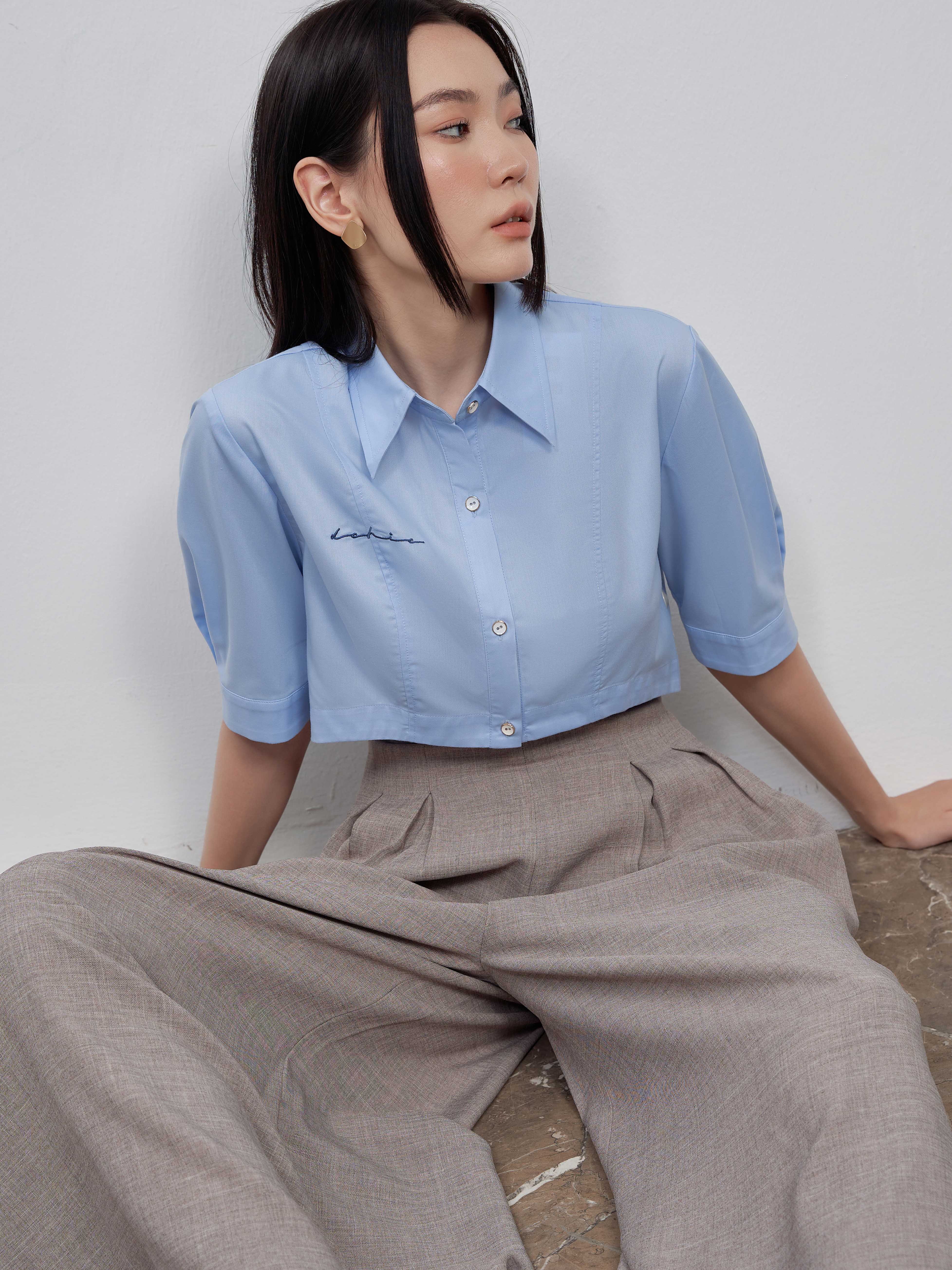 Áo sơ mi croptop thêu chữ