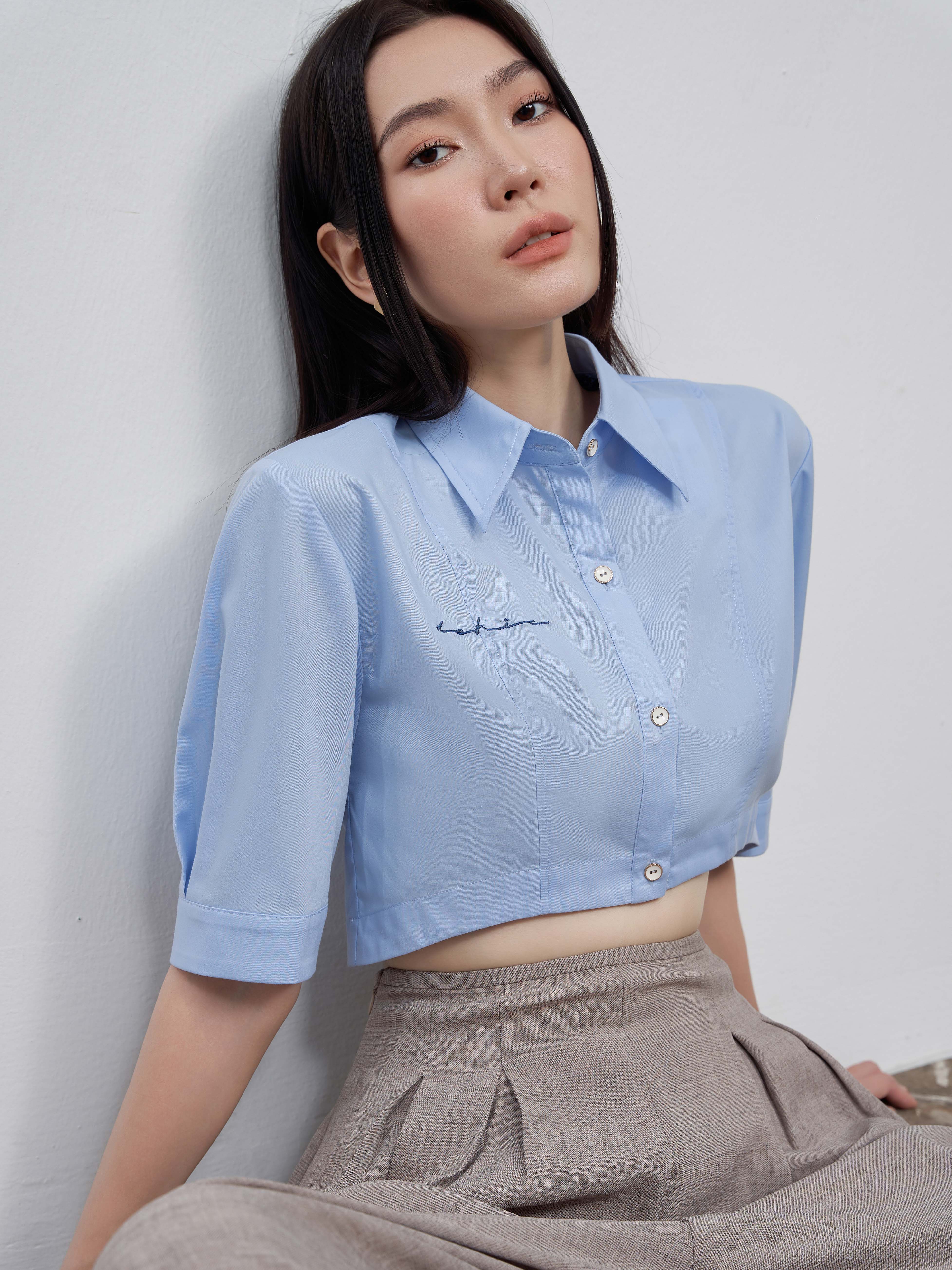 Áo sơ mi croptop thêu chữ
