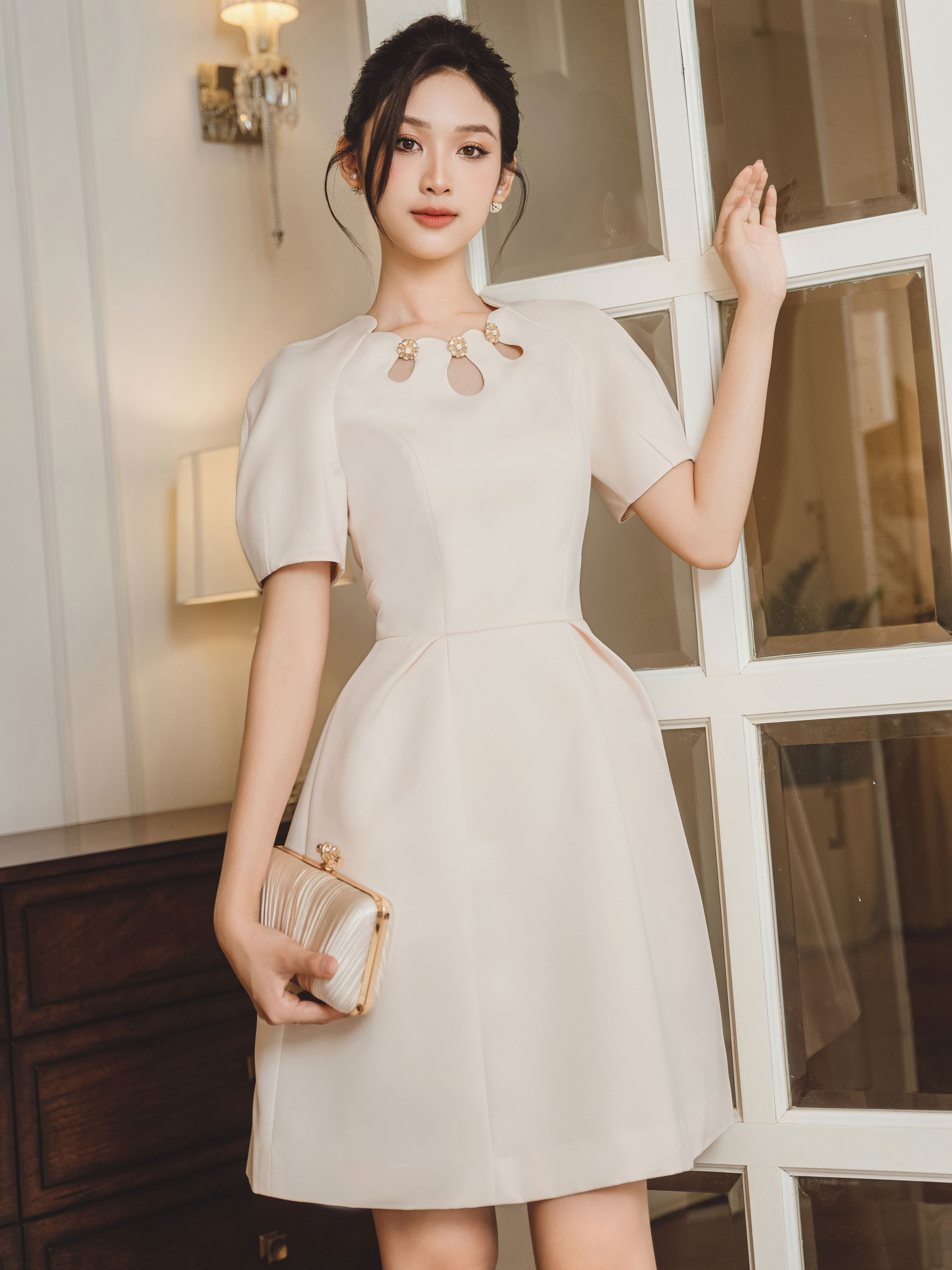 Váy tay bồng cổ khoét giọt lệ