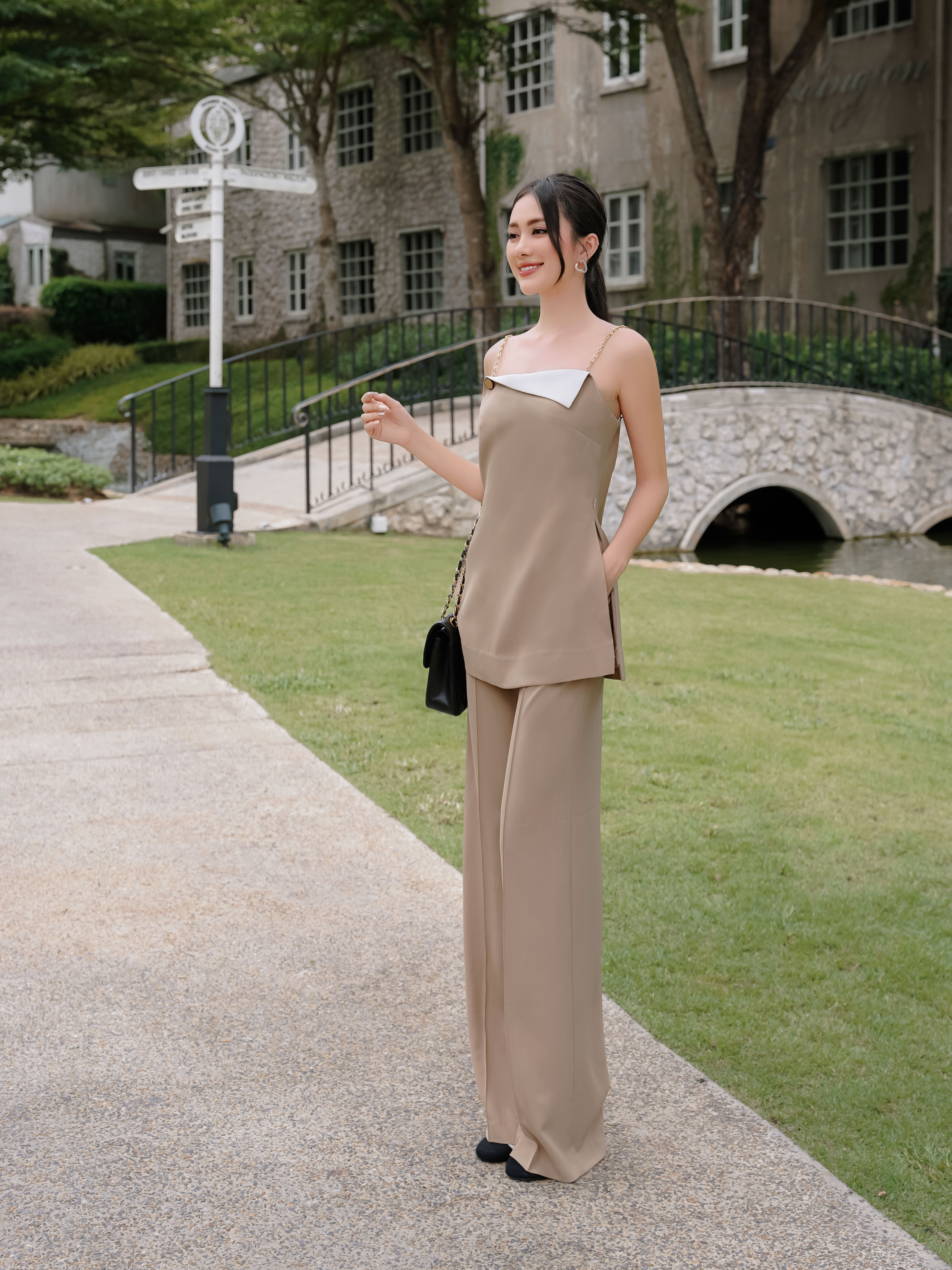 Quần dài trơn chiết ly phía sau