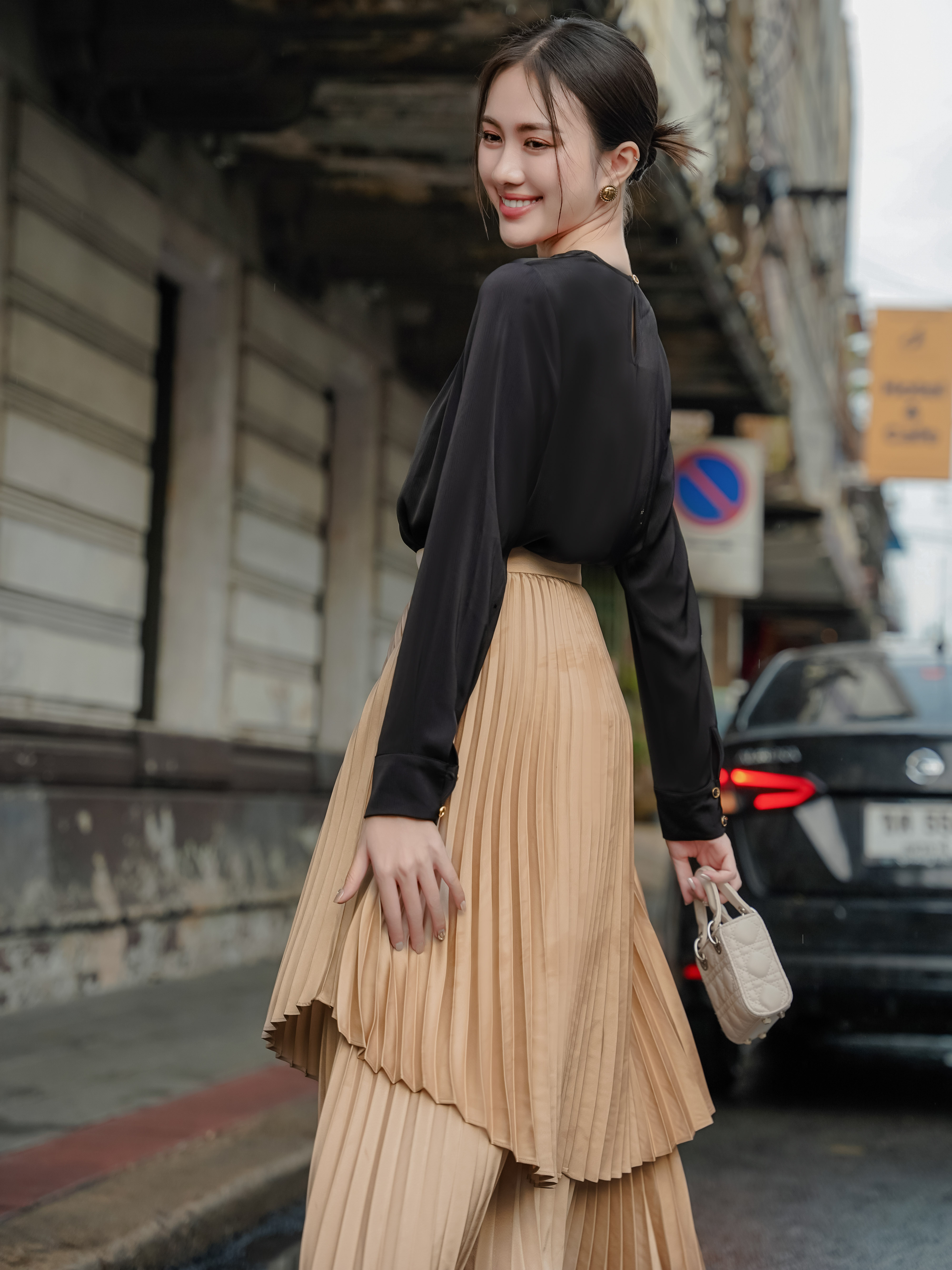 Áo dài tay cổ lệch nhún vai