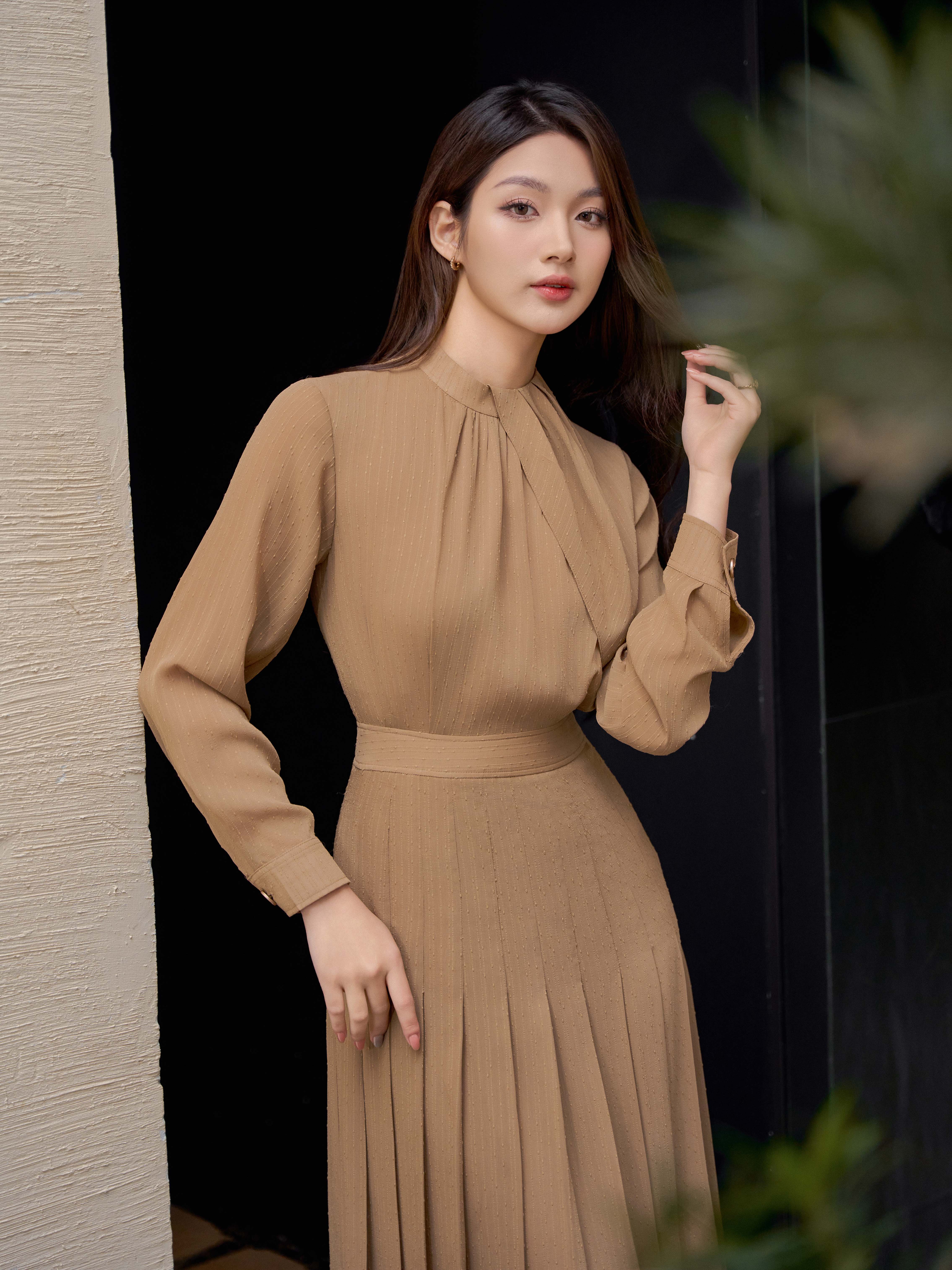 Váy dài tay cổ vạt bong xếp ly