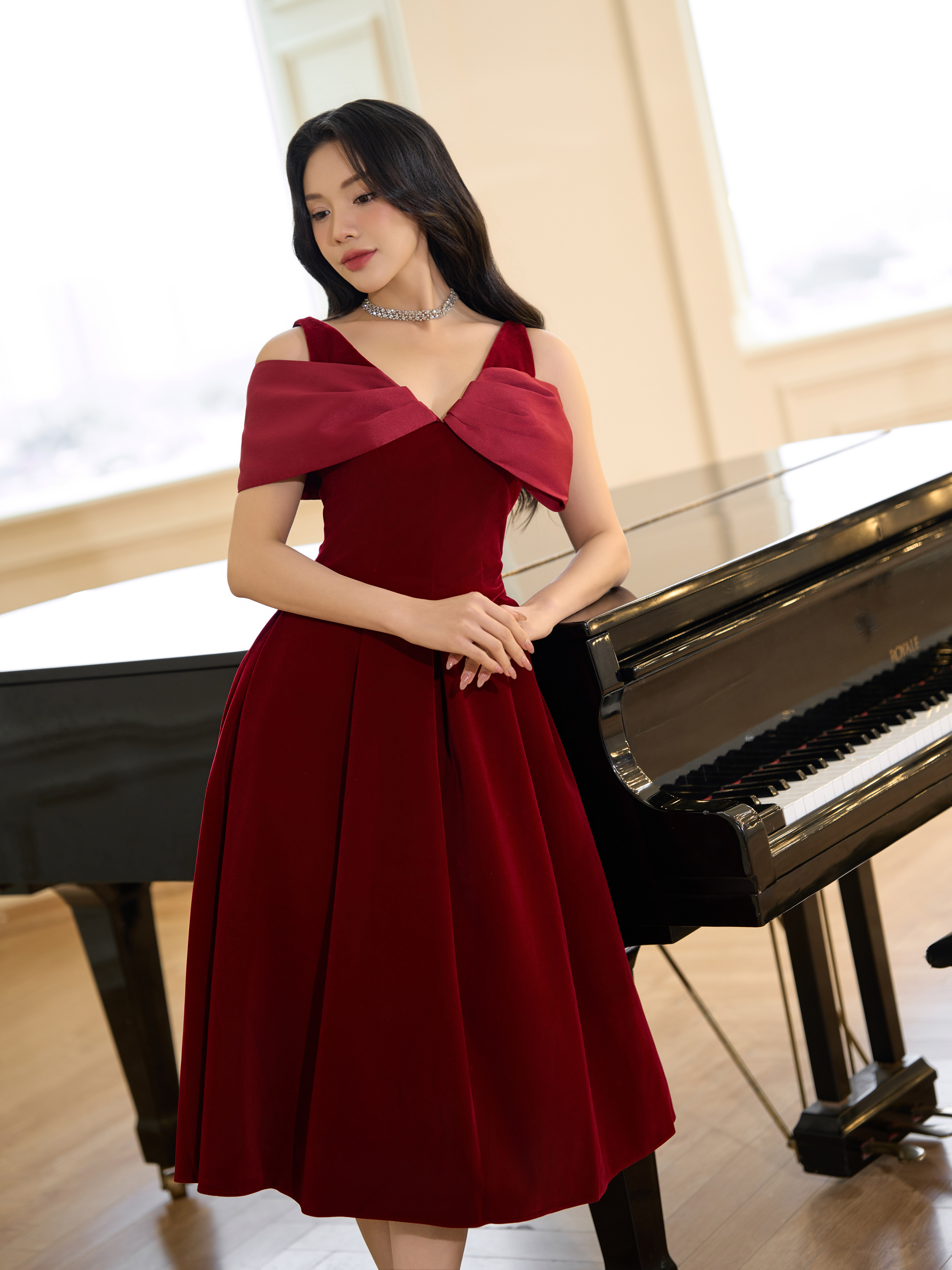 Váy nhung cổ V phối nơ to