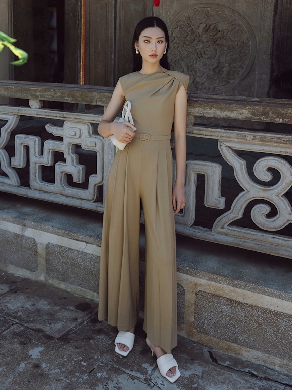 Jumpsuit cổ tròn xếp ly kèm đai