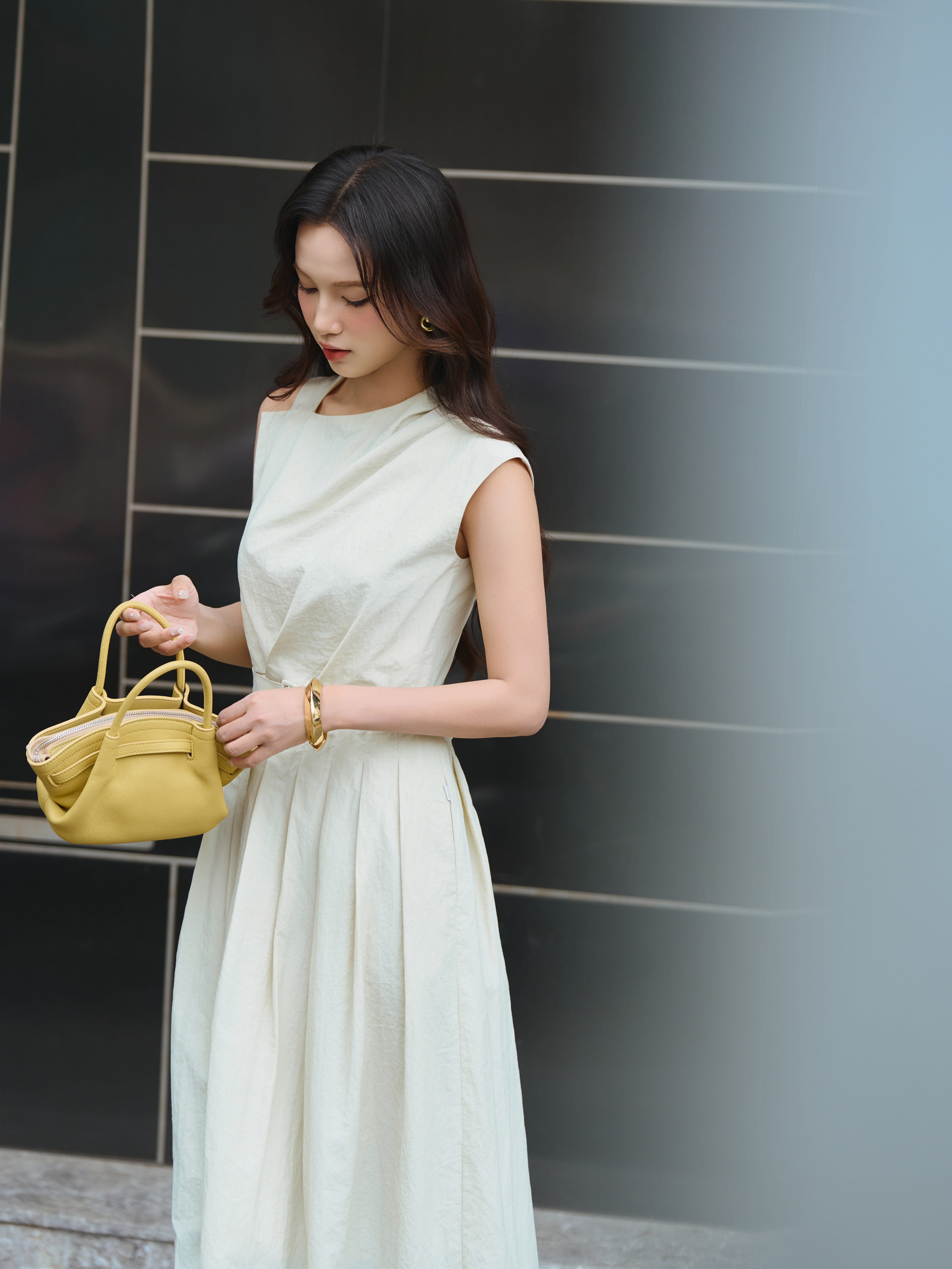 Váy lệch vai xòe xếp ly