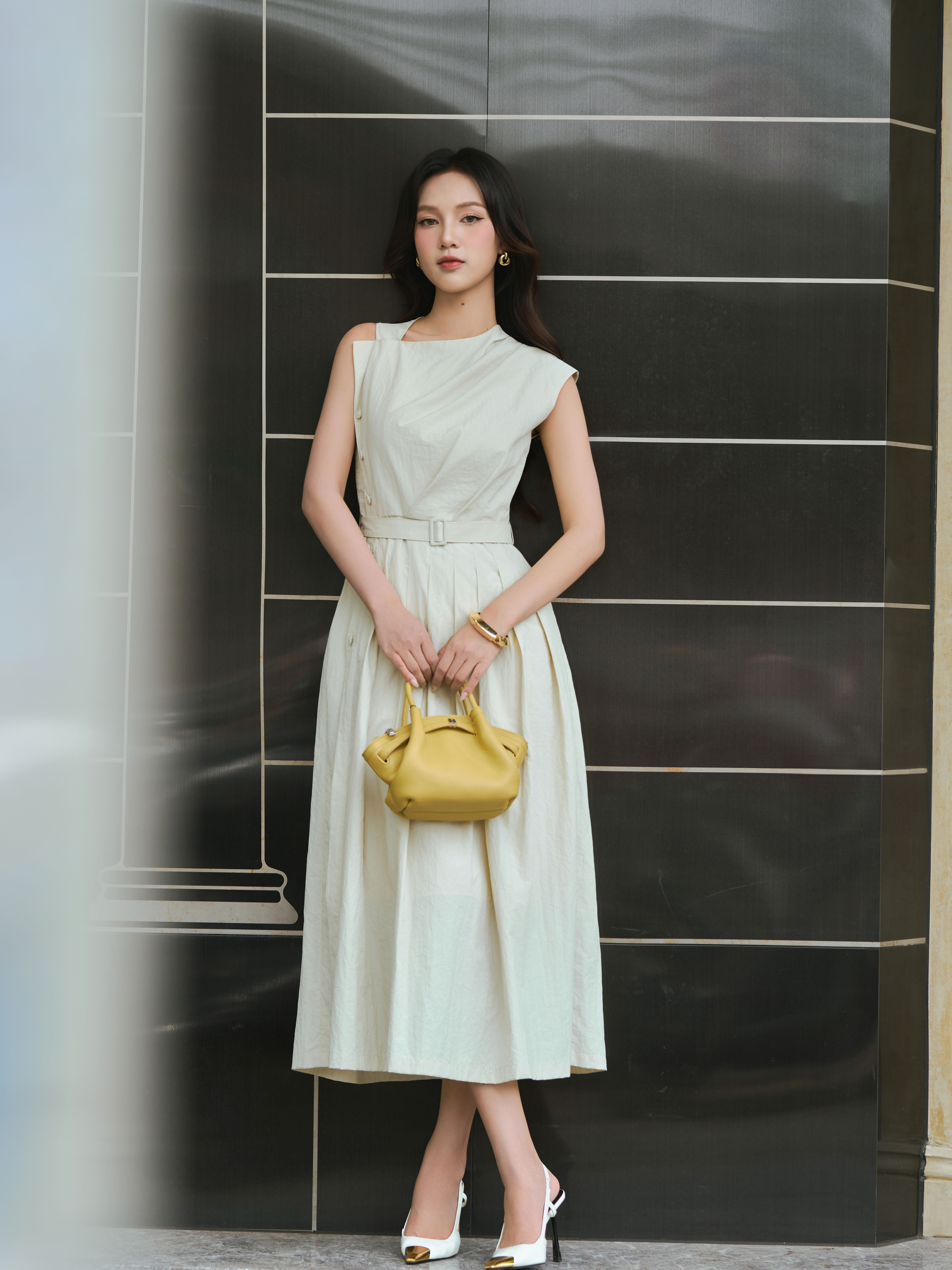 Váy lệch vai xòe xếp ly