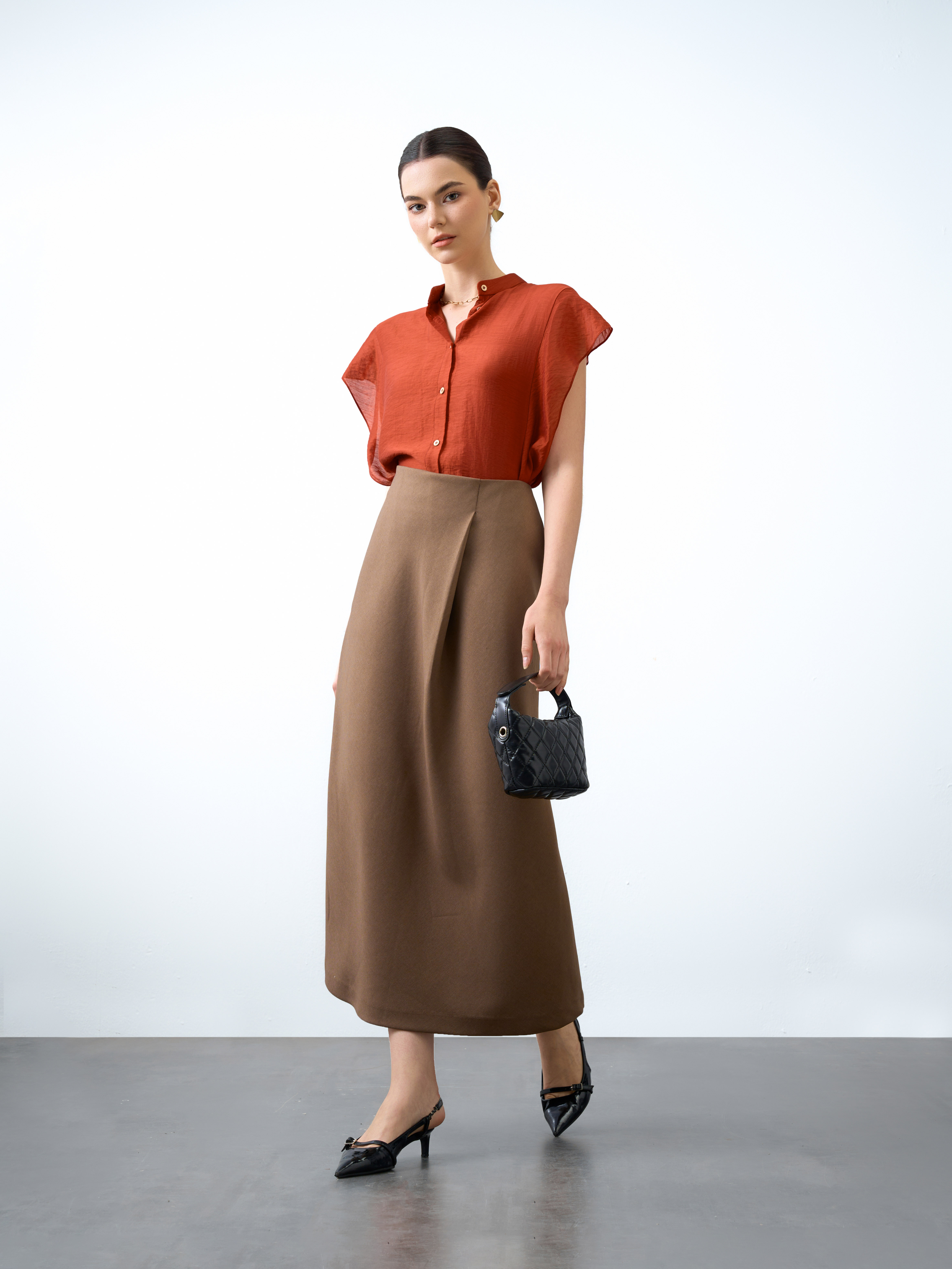 Chân váy midi xếp ly chéo