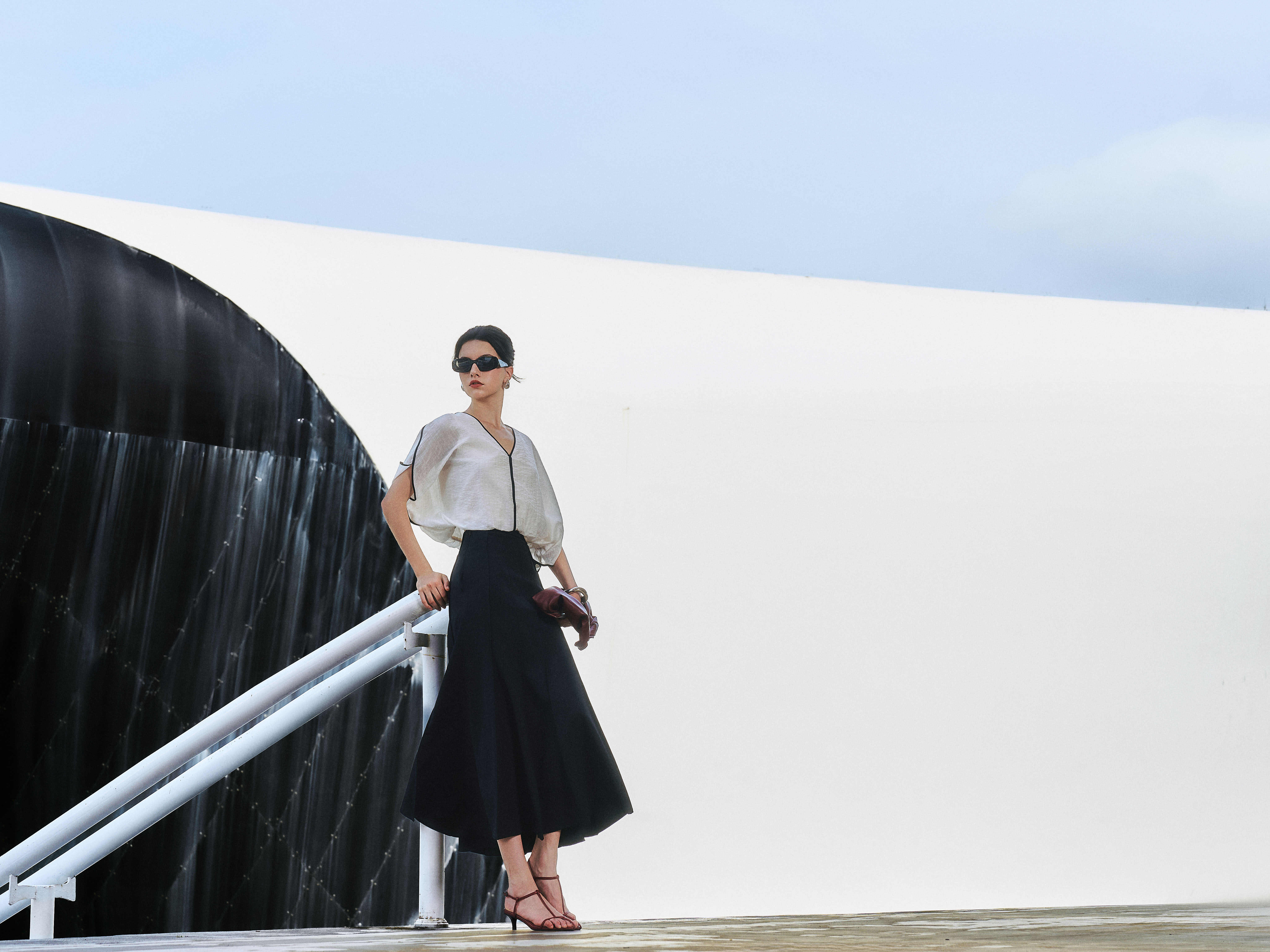 Chân váy midi xếp ly trước