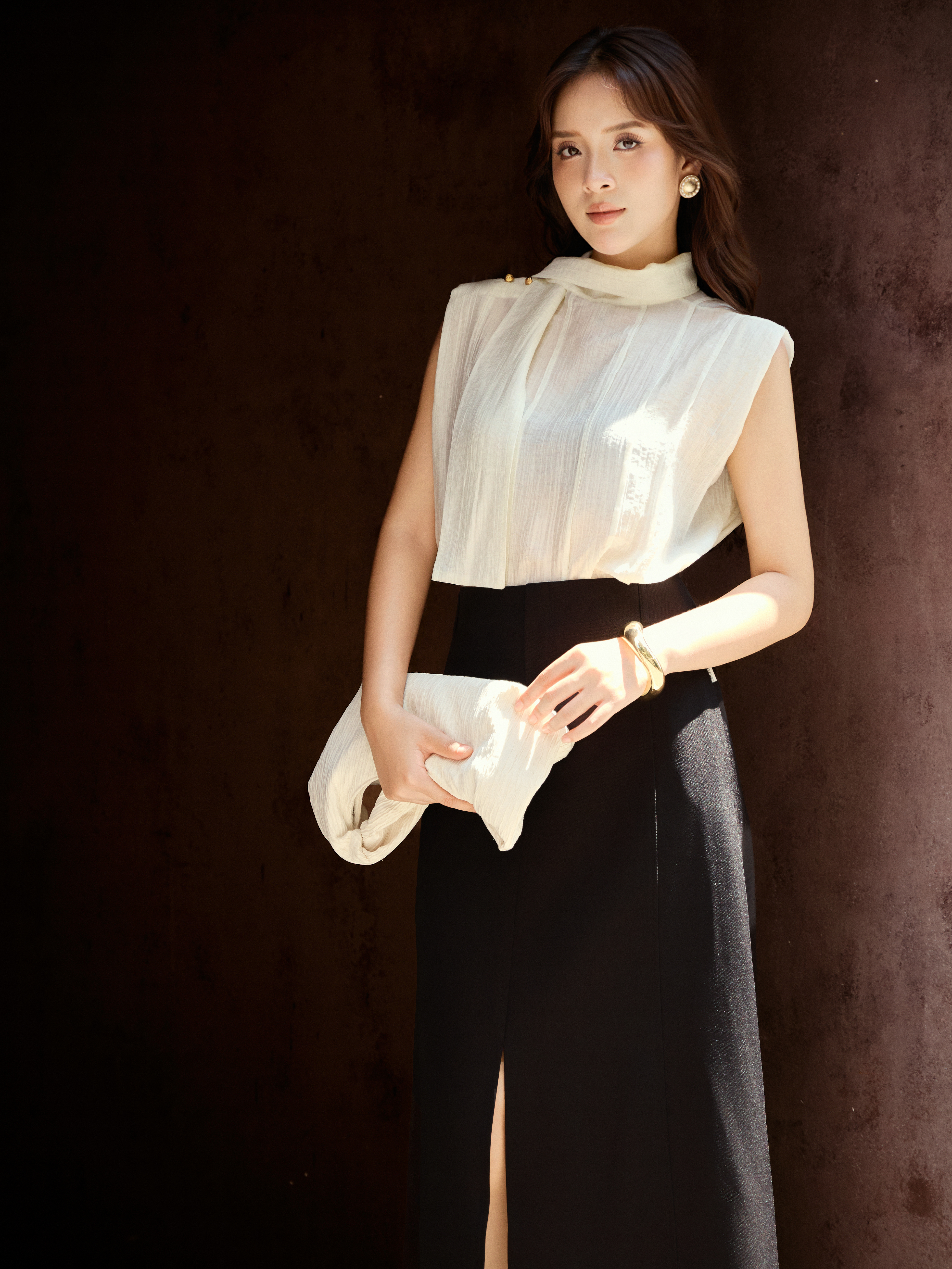 Chân váy midi sẻ giữa thân trước