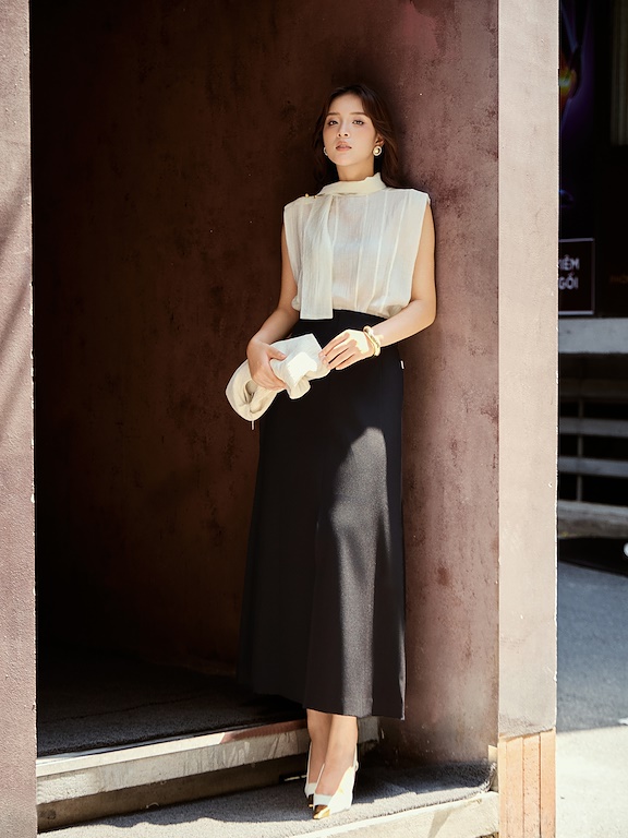Chân váy midi sẻ giữa thân trước