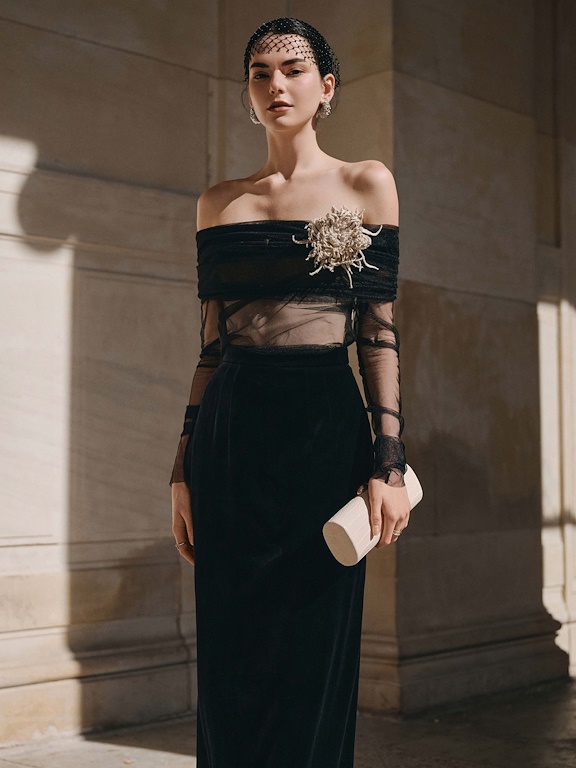 Áo lưới trễ vai đính hoa