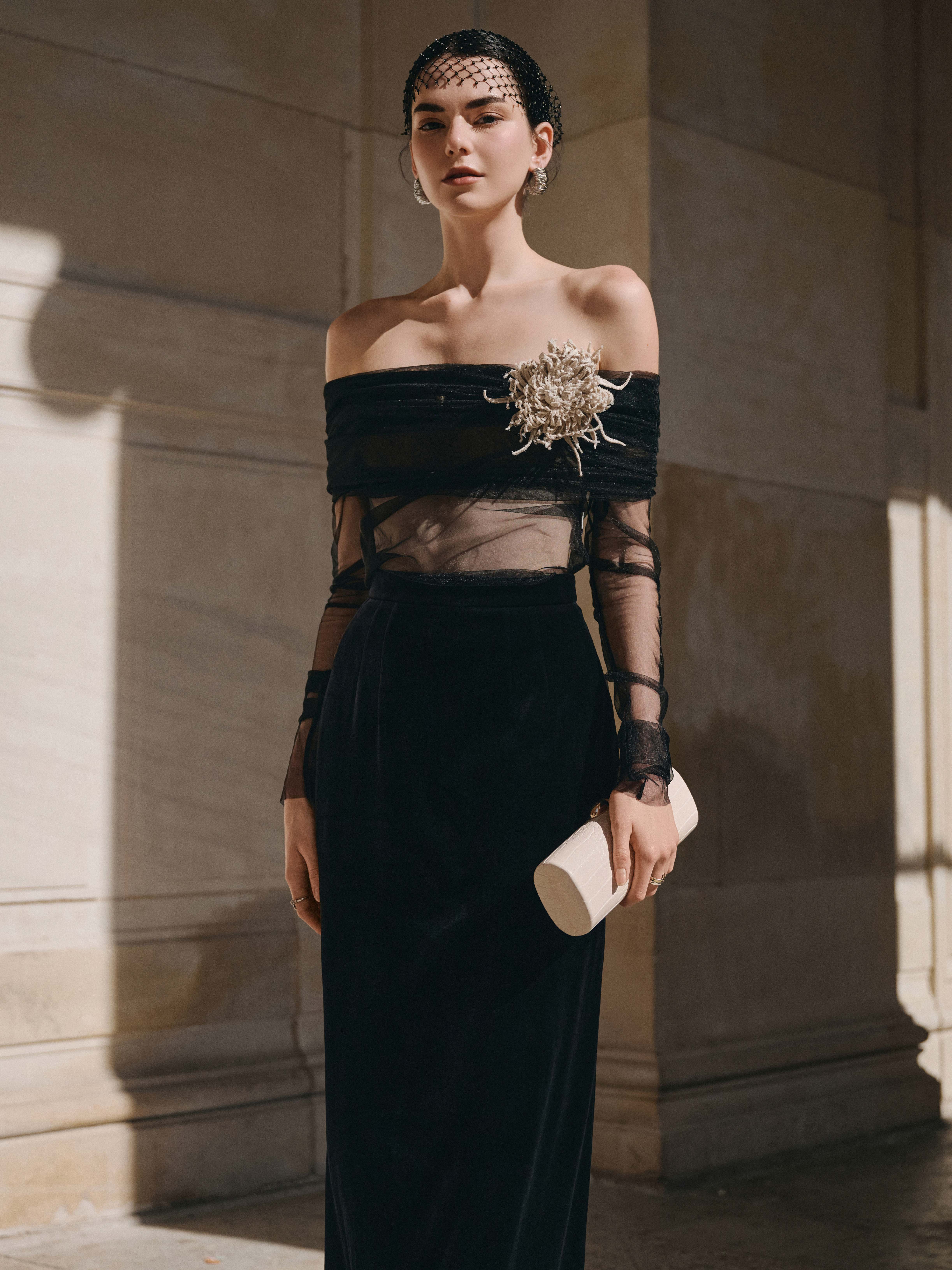 Áo lưới trễ vai đính hoa