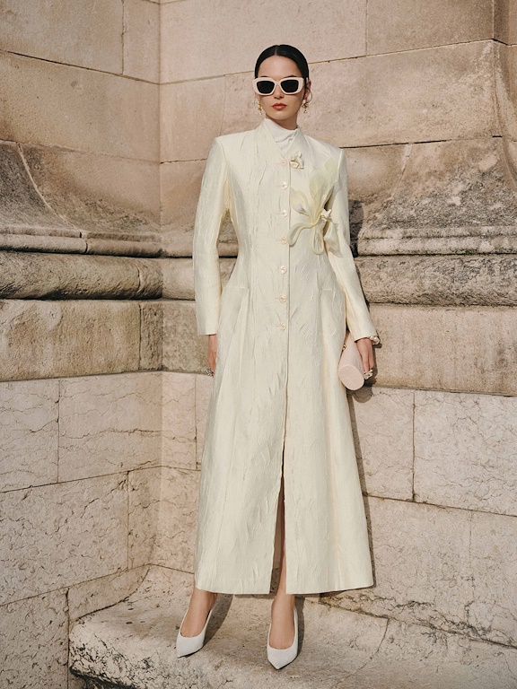 Áo măng tô cổ V đính hoa calla