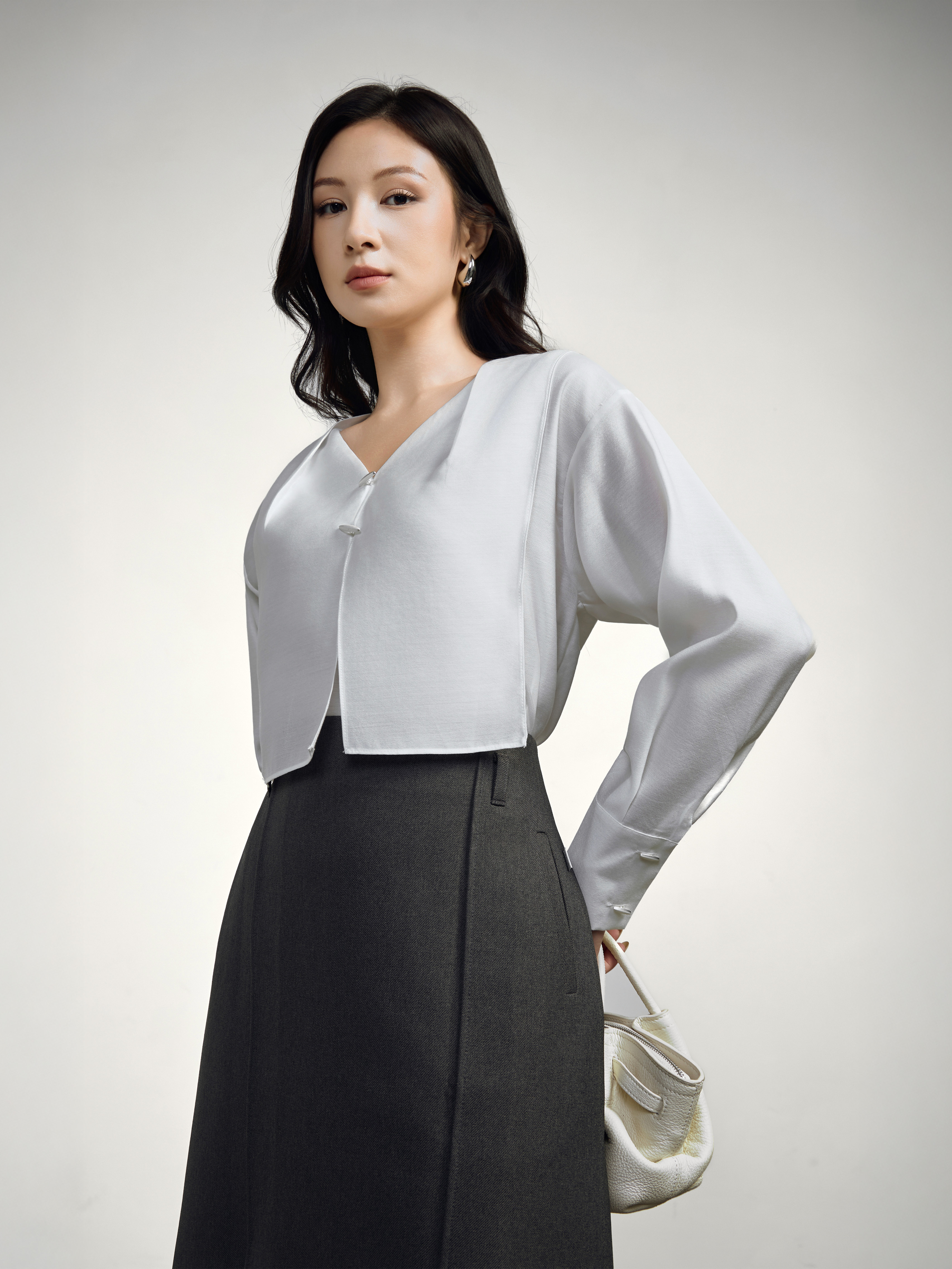 Chân váy midi xẻ 2 tà trước