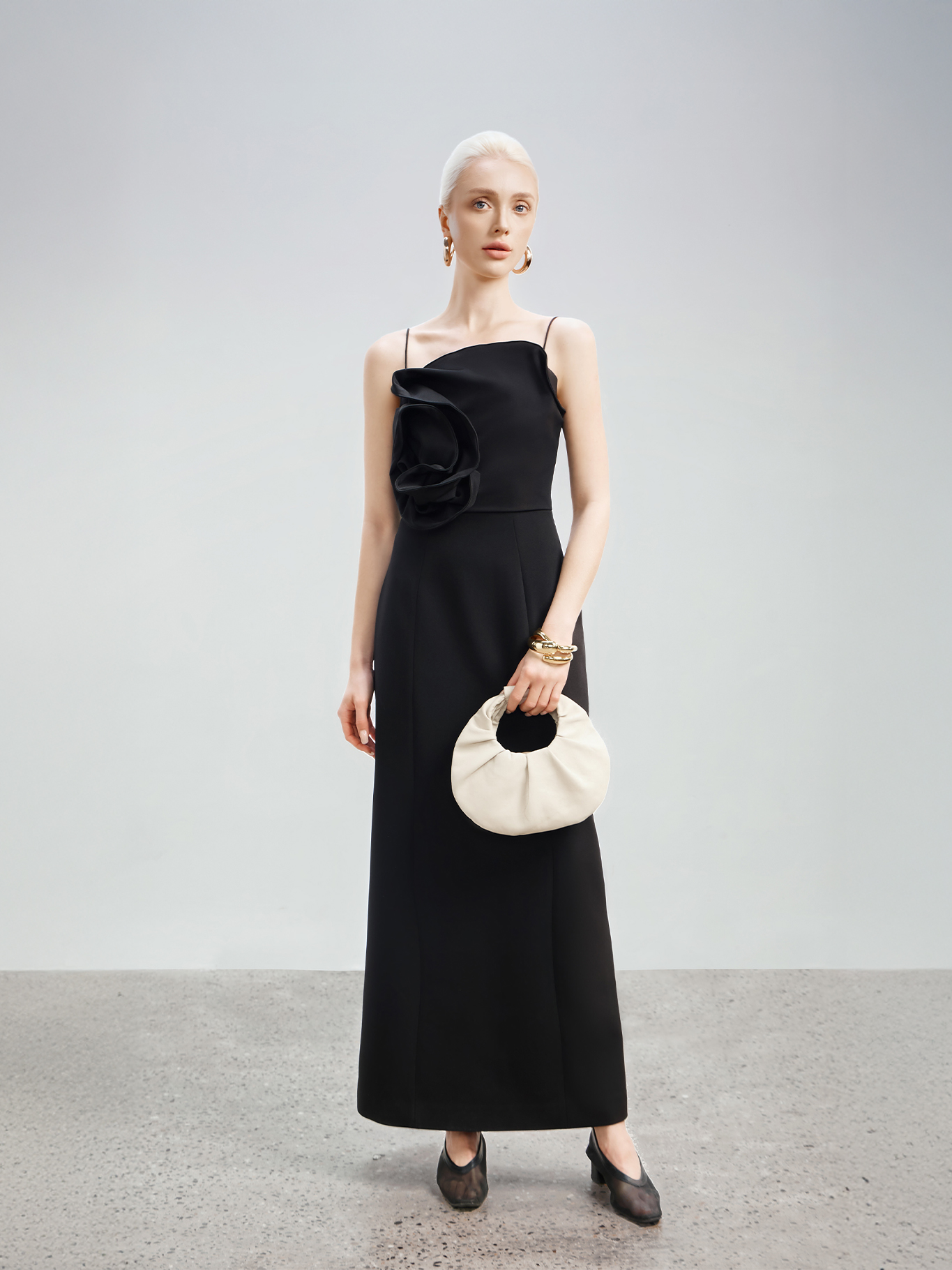 Váy 2 dây ngực đính hoa hồng