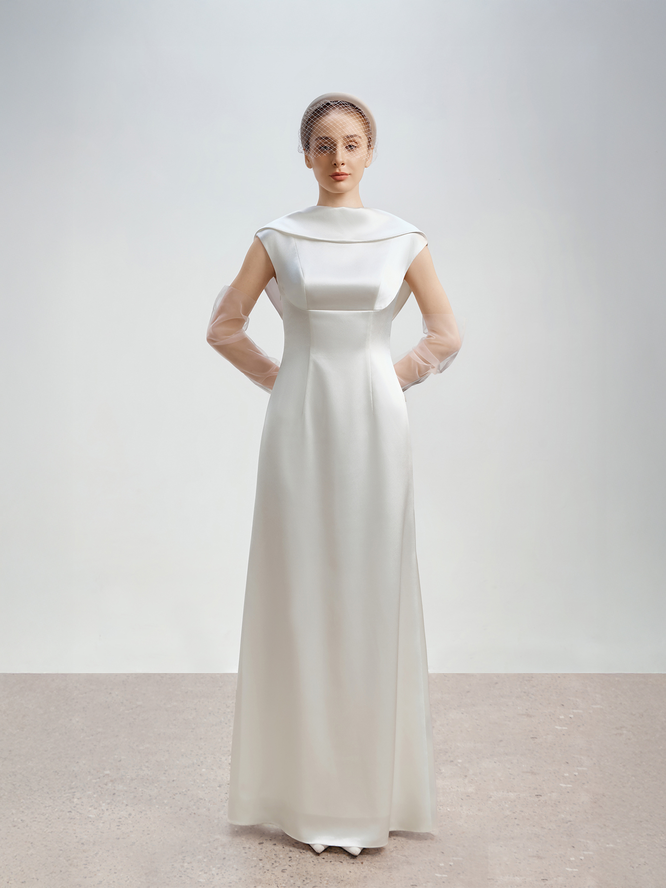 Váy lụa dáng dài cổ thuyền khoét lưng