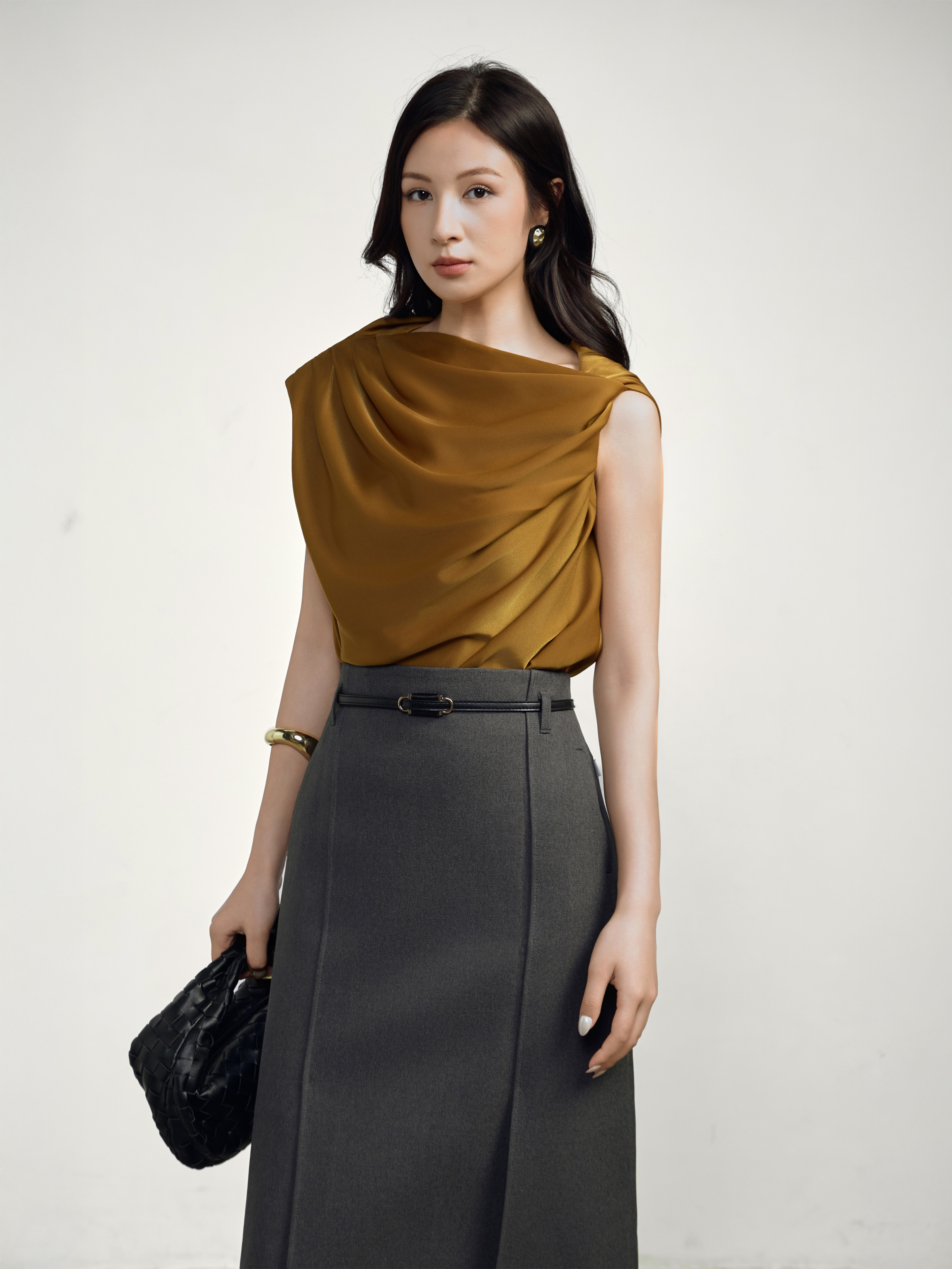 Chân váy midi xẻ 2 tà trước