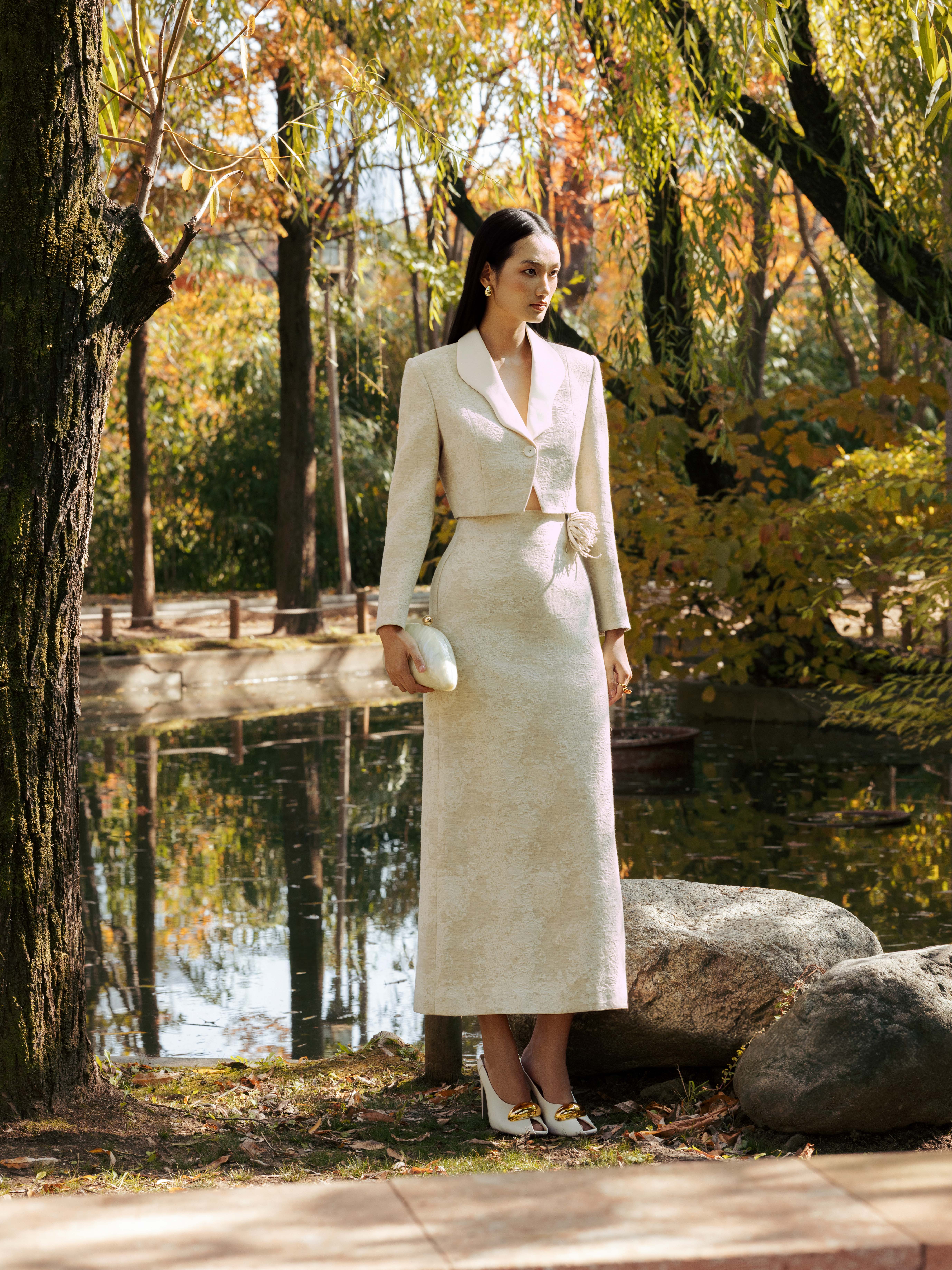 Chân váy midi cạp liền đính hoa_AV.1-1002