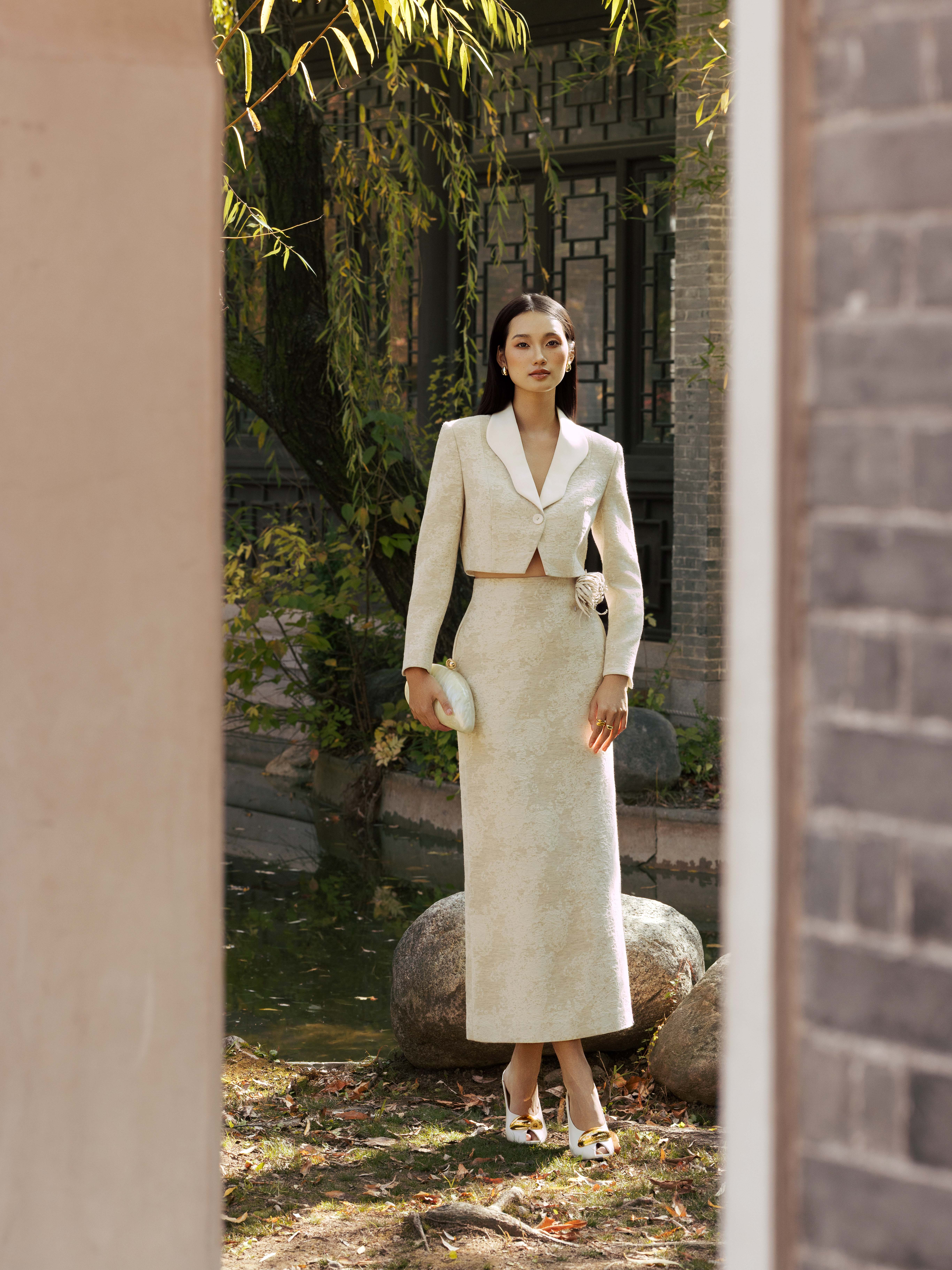 Chân váy midi cạp liền đính hoa_AV.1-1002