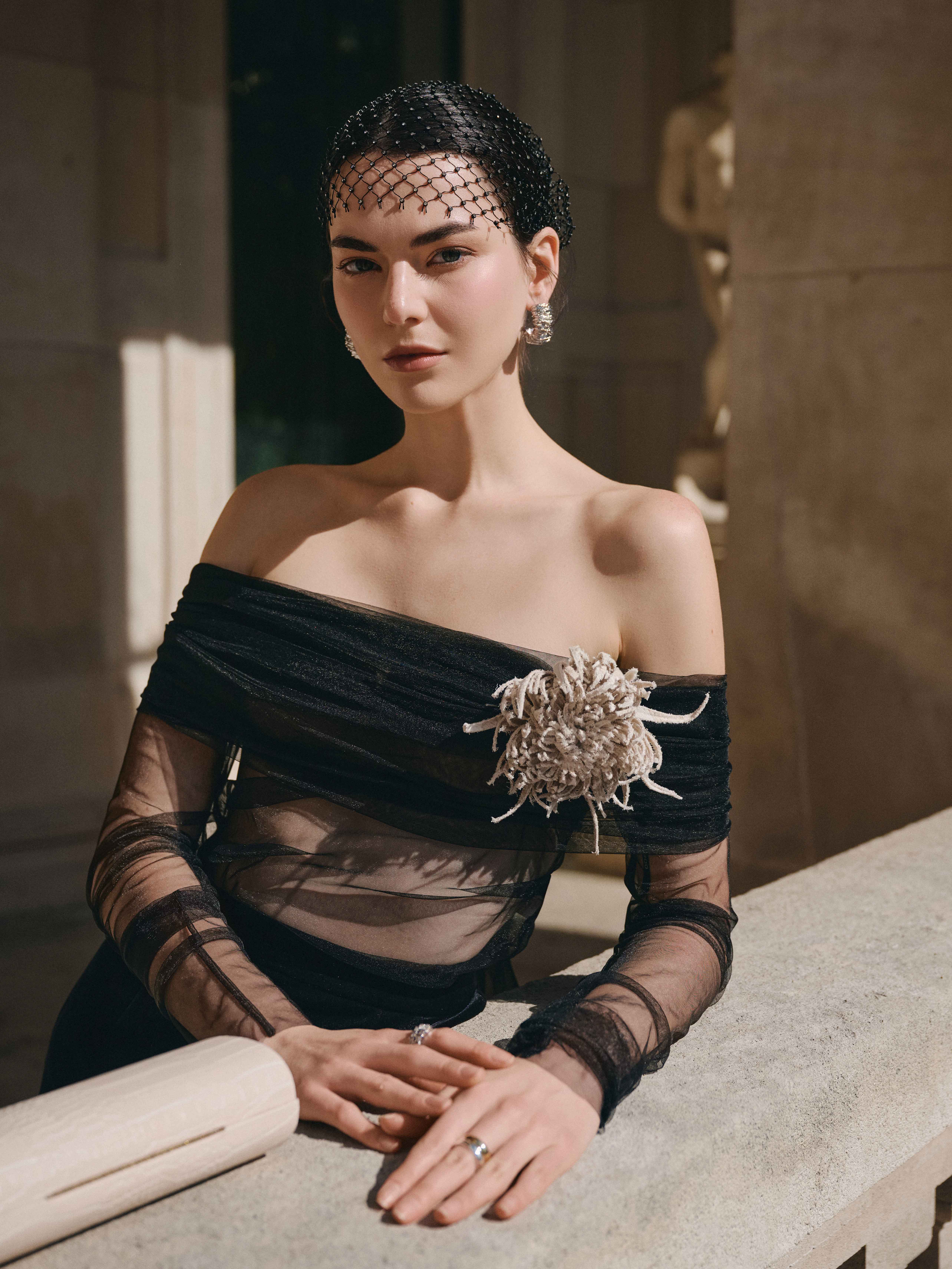 Áo lưới trễ vai đính hoa