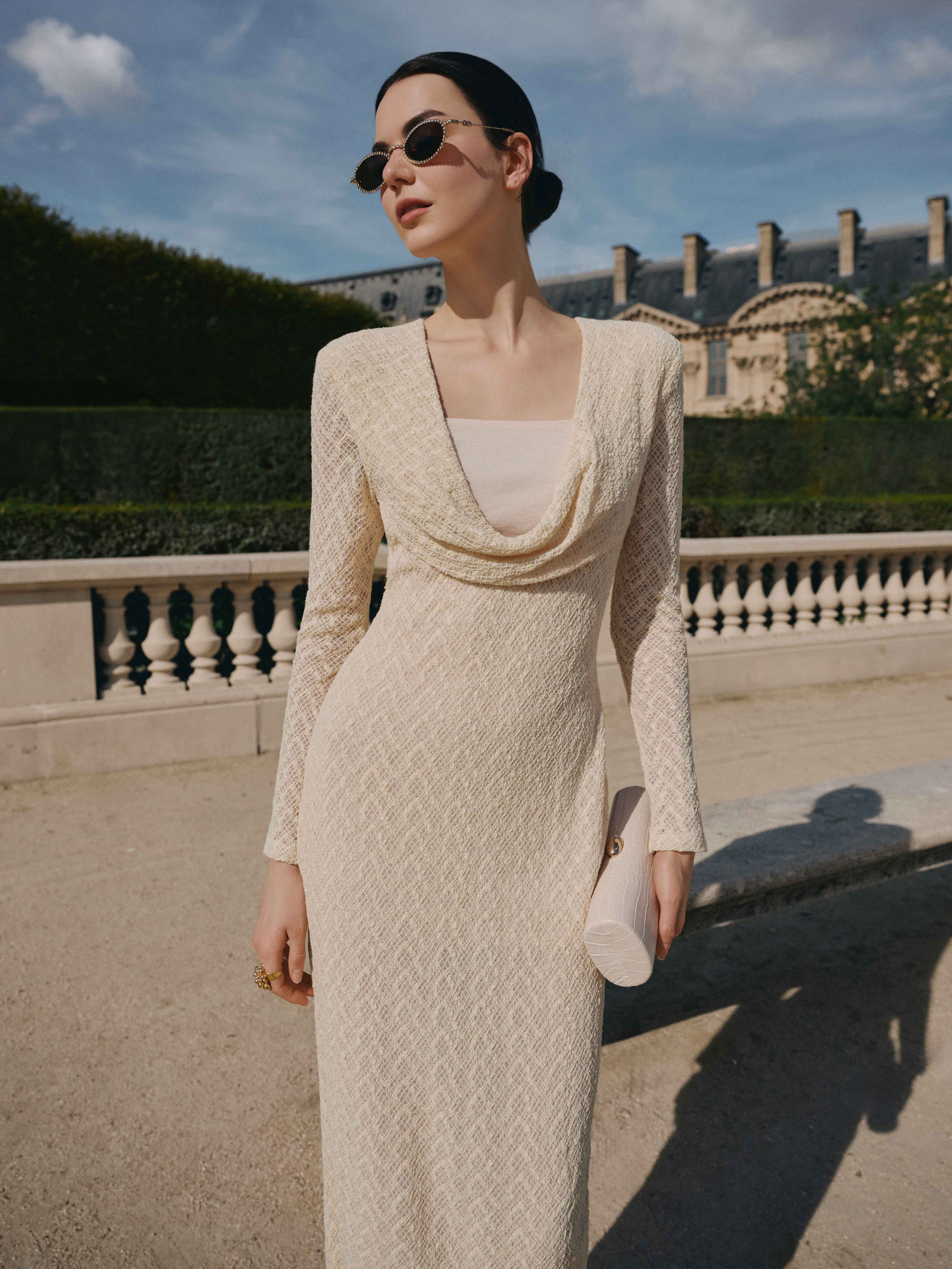 váy ren co giãn cổ đỏ phối ngực