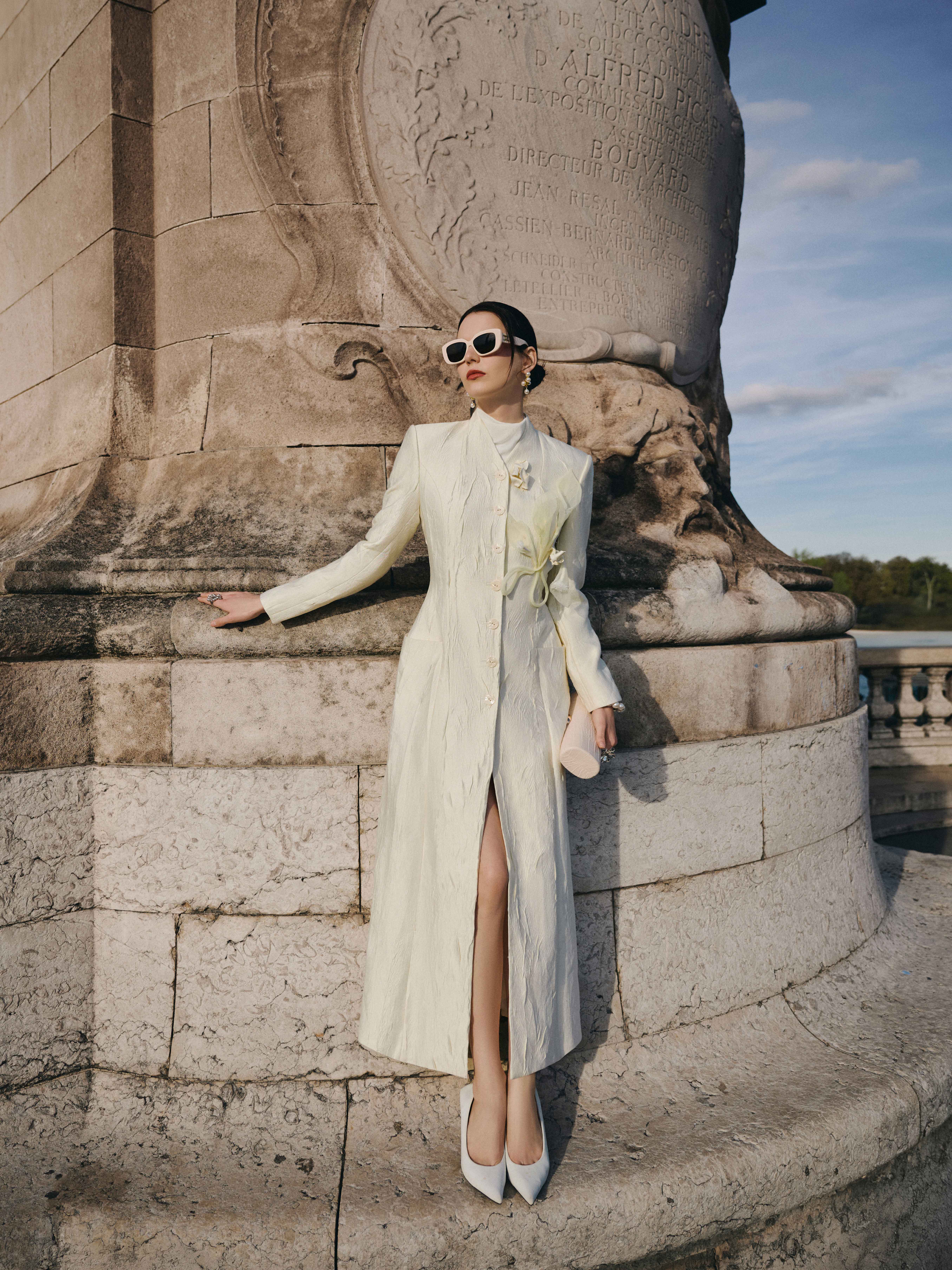 Áo măng tô cổ V đính hoa calla