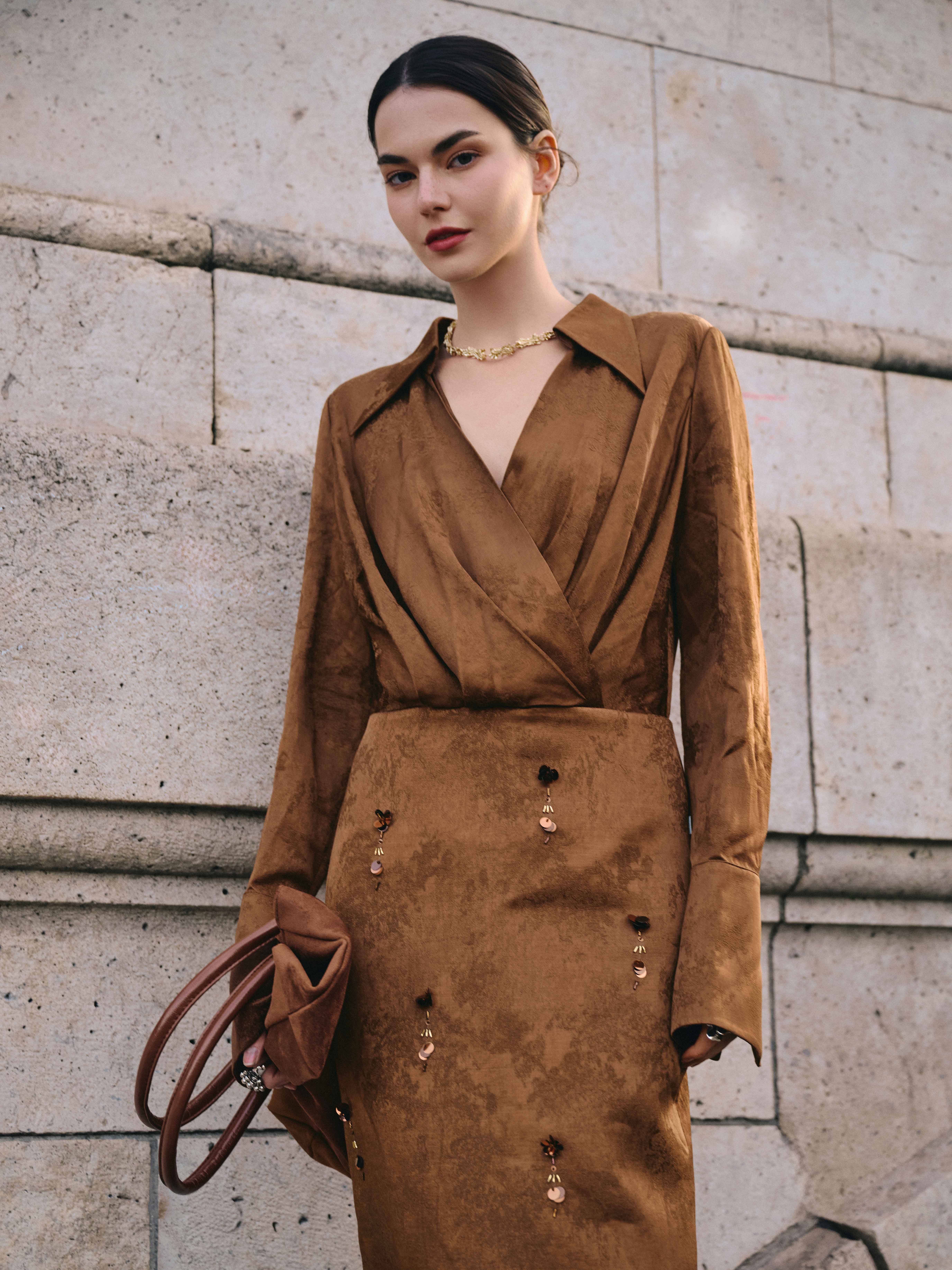 Váy basic cổ V thân trên xếp ly chéo