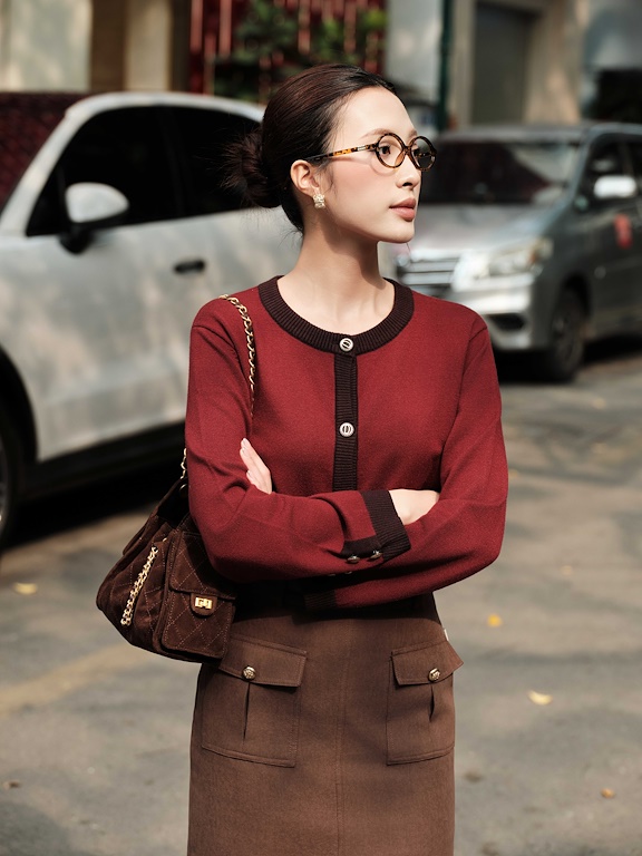 Áo len cổ tròn nẹp tay đính cúc-DHC2504