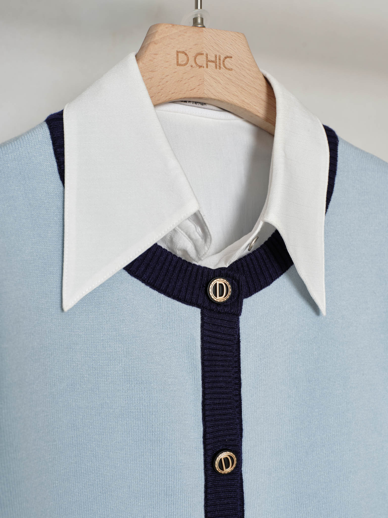 Áo len cổ tròn nẹp tay đính cúc-DHC2504