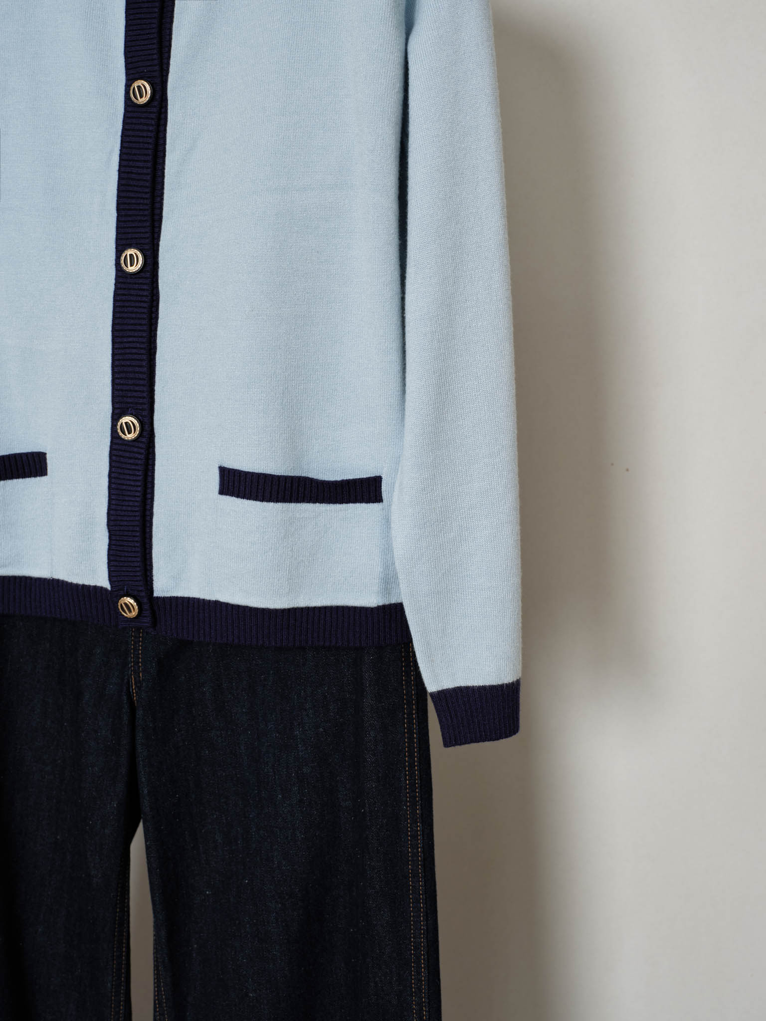 Áo len cổ tròn nẹp tay đính cúc-DHC2504