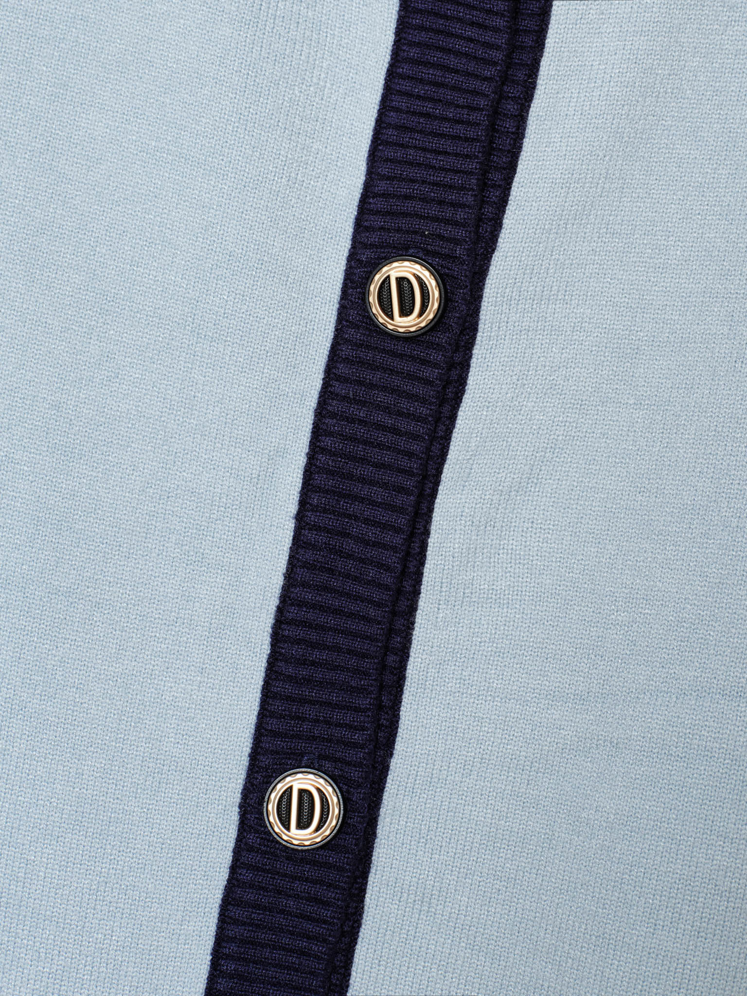 Áo len cổ tròn nẹp tay đính cúc-DHC2504