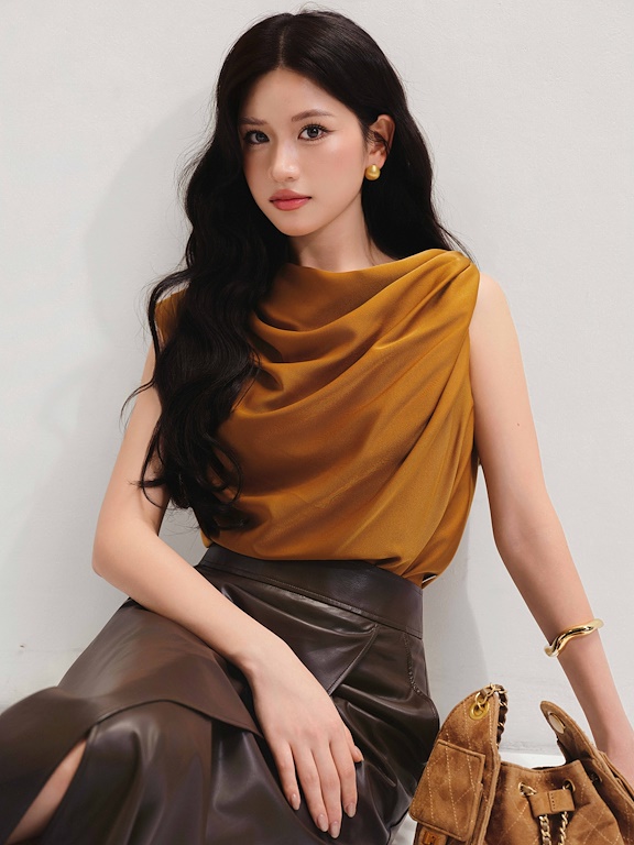 Áo lụa cổ lệch xoắn vai xếp ly