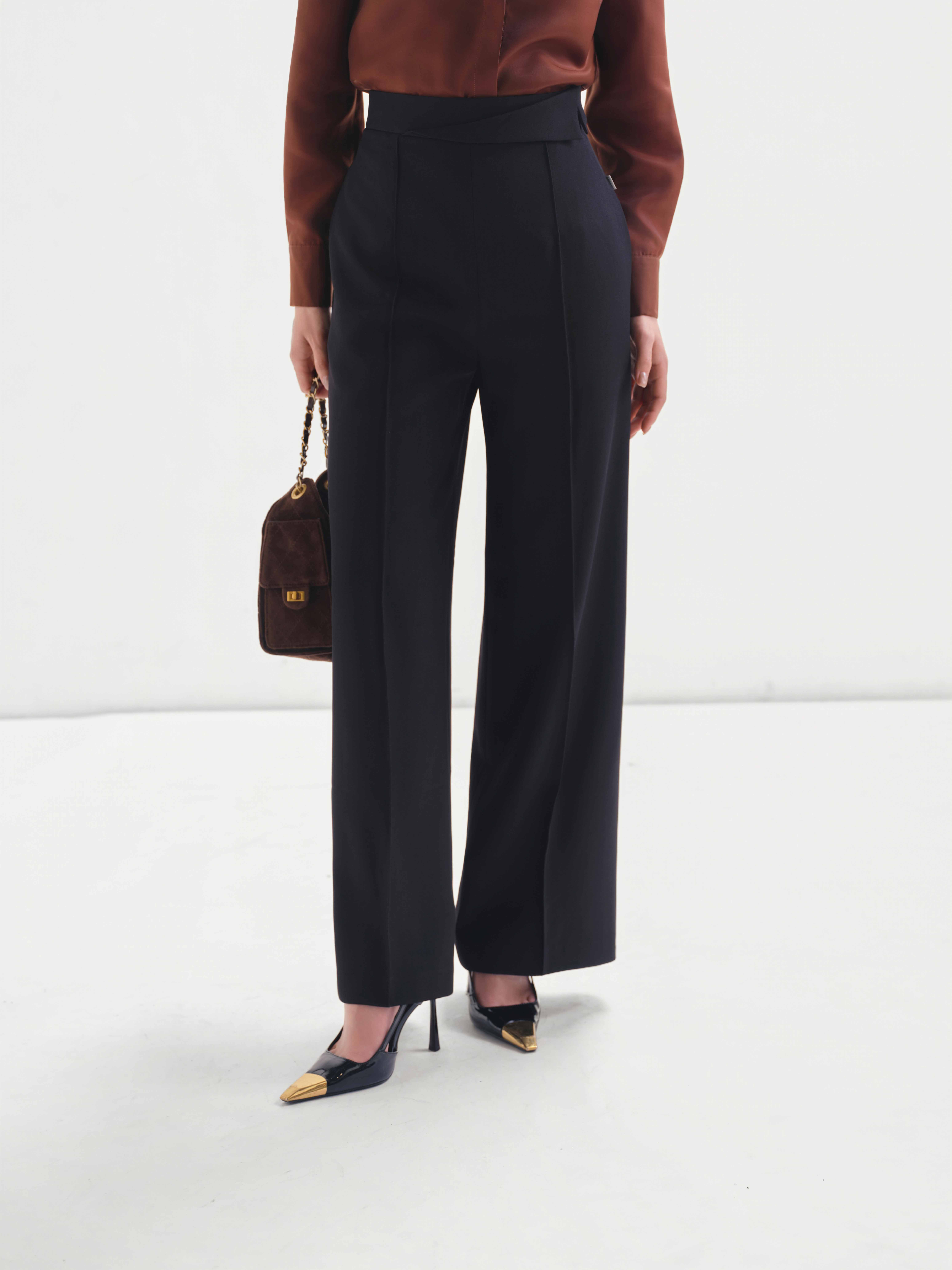 Quần ống đứng mí giữa, cạp gập