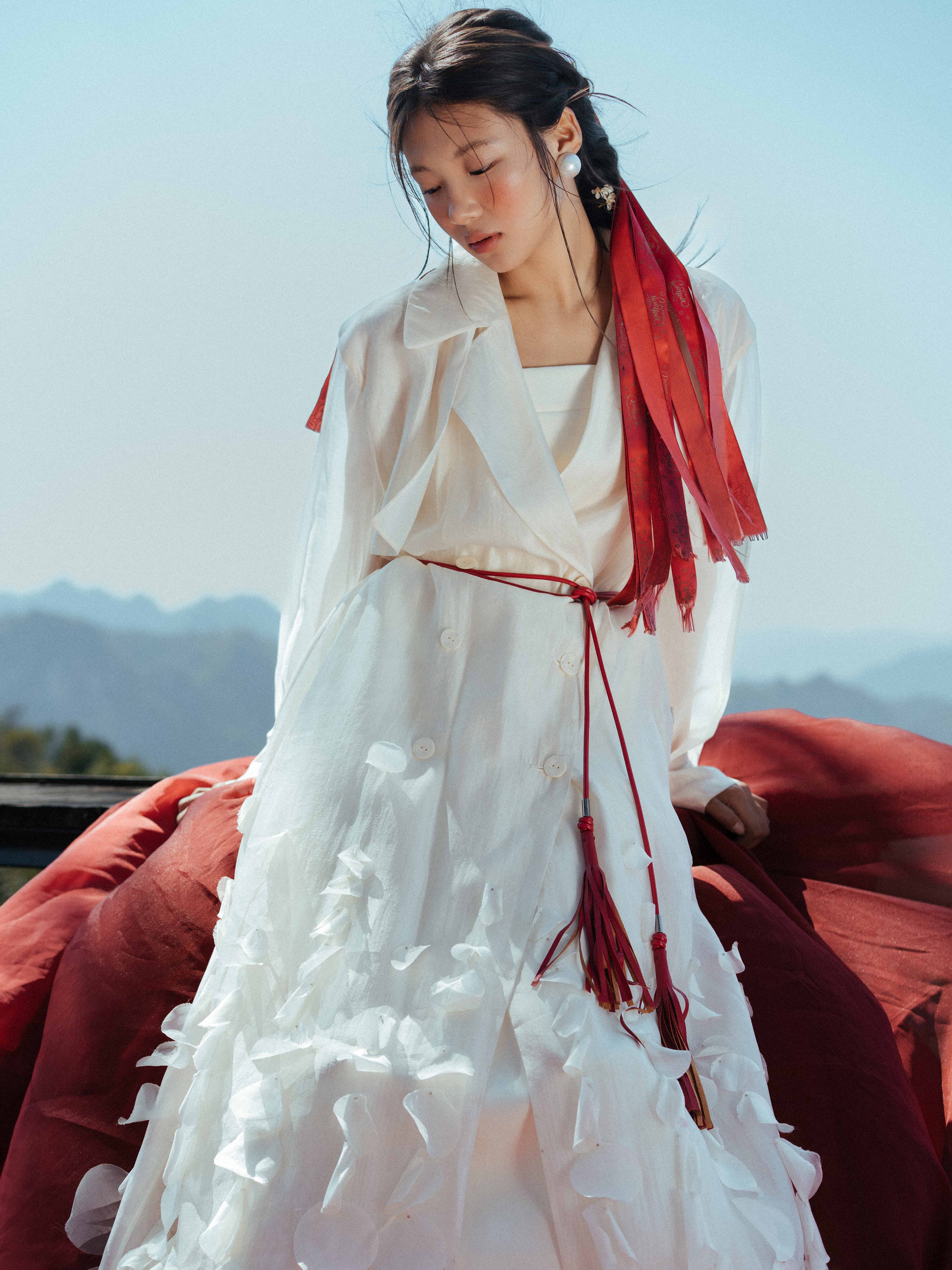 Áo khoác tơ đính cánh hoa kèm dây da