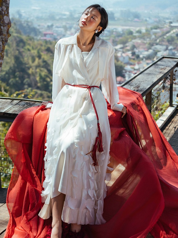 Áo khoác tơ đính cánh hoa kèm dây da