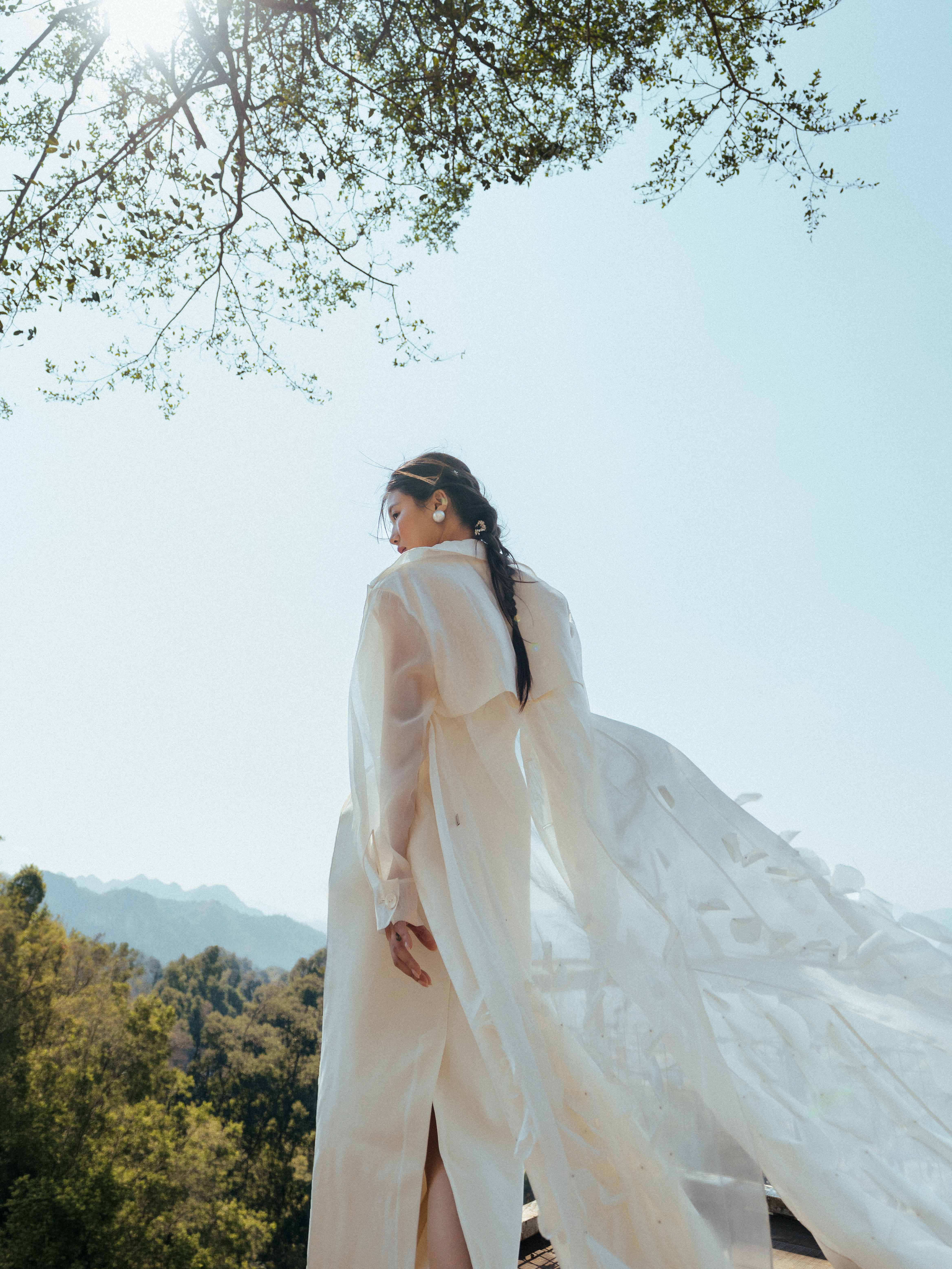 Áo khoác tơ đính cánh hoa kèm dây da