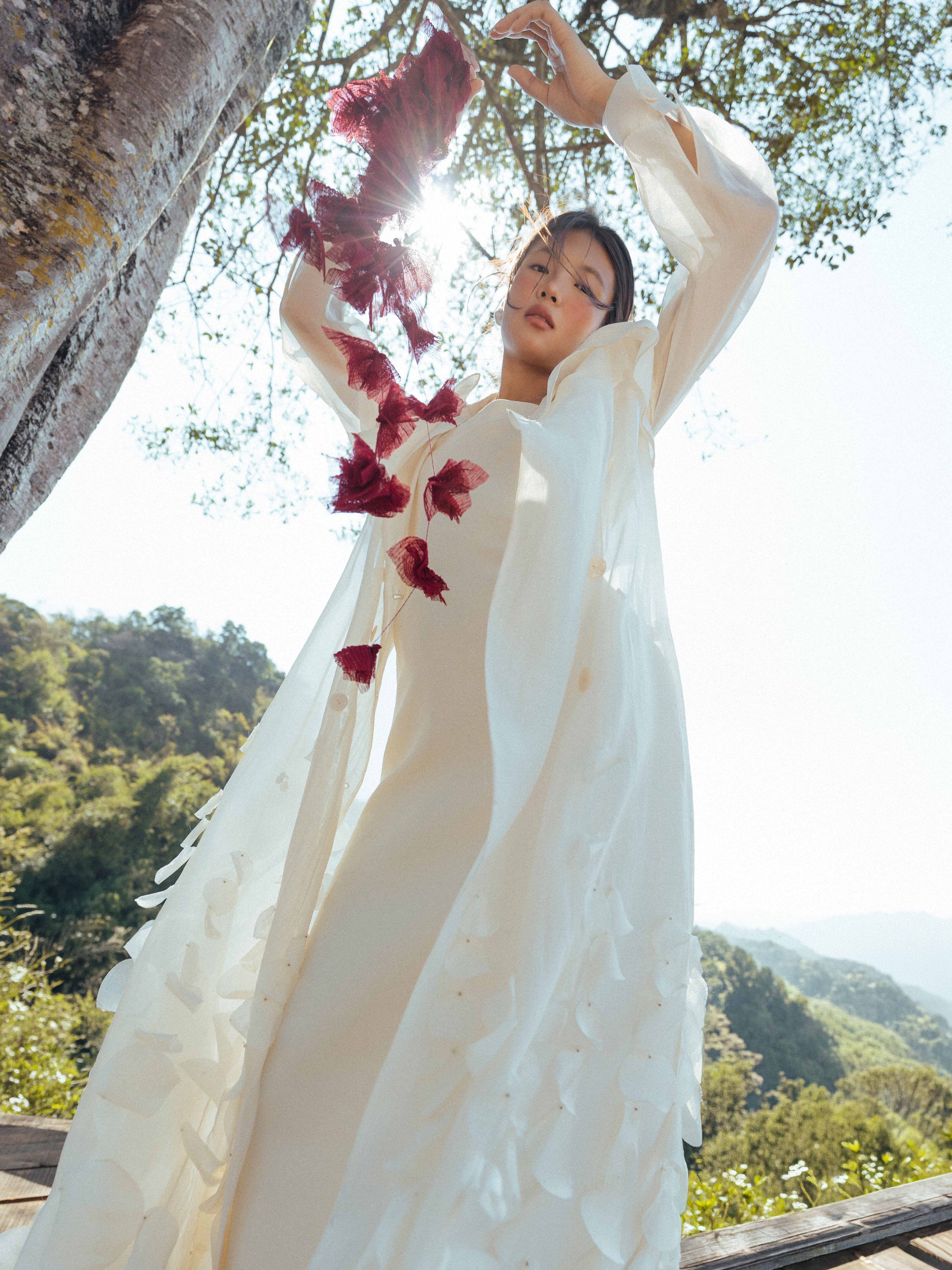 Áo khoác tơ đính cánh hoa kèm dây da