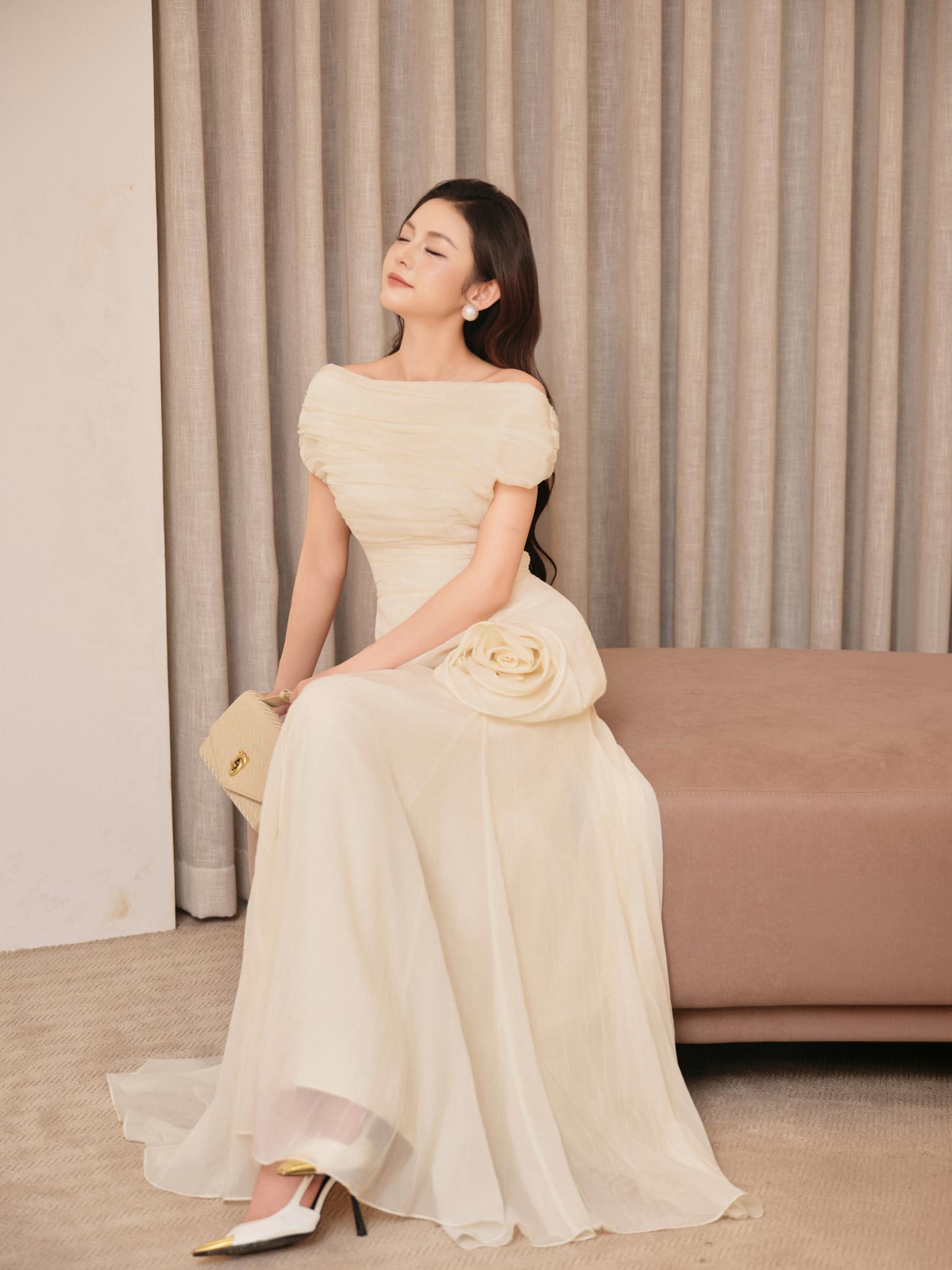 Váy trễ vai hoa hồng xếp ly xòe