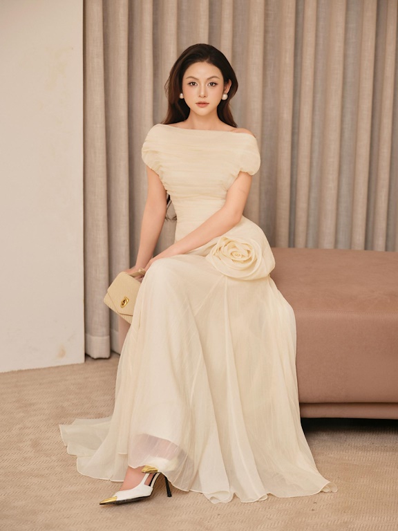 Váy trễ vai hoa hồng xếp ly xòe