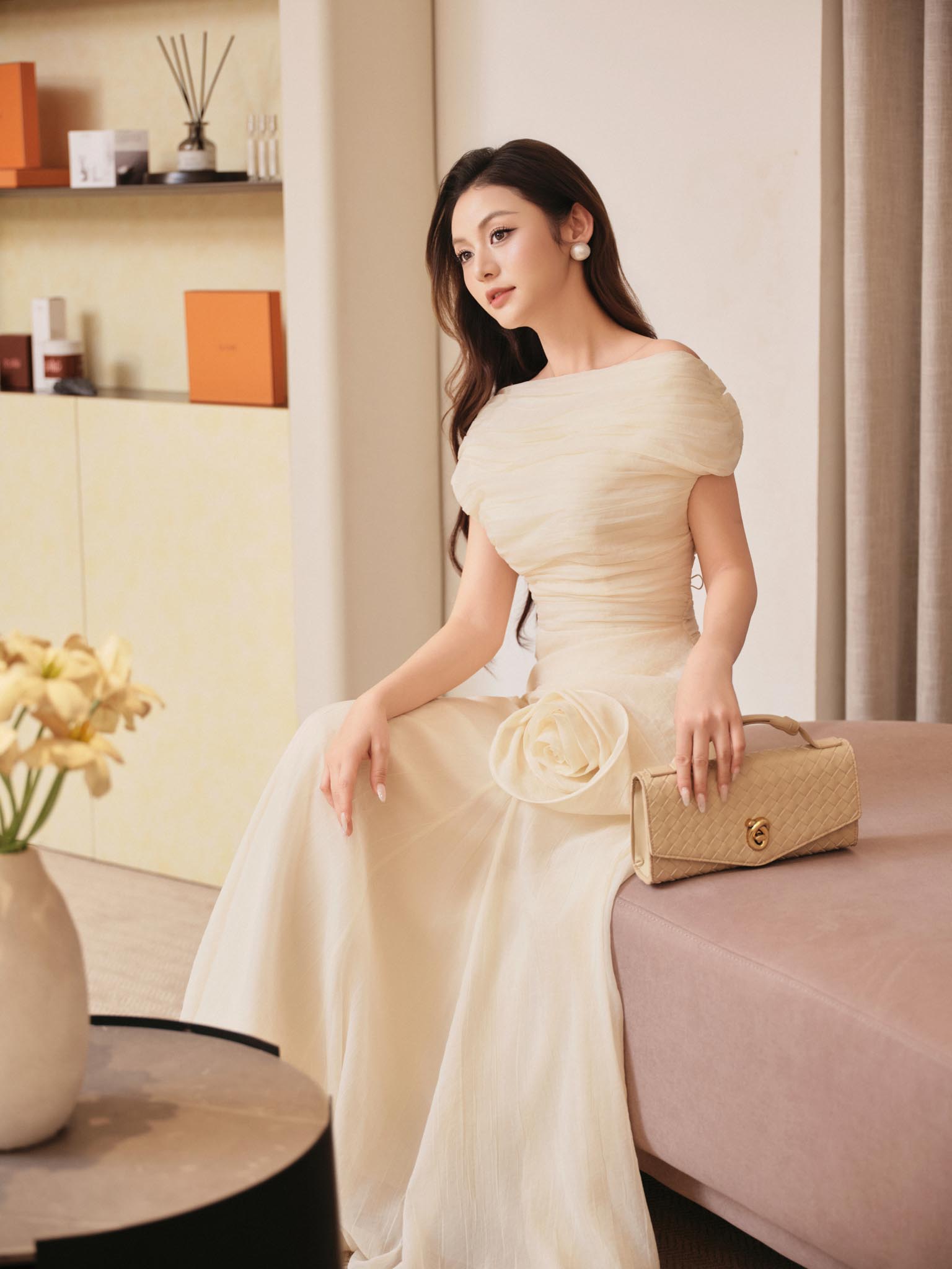 Váy trễ vai hoa hồng xếp ly xòe