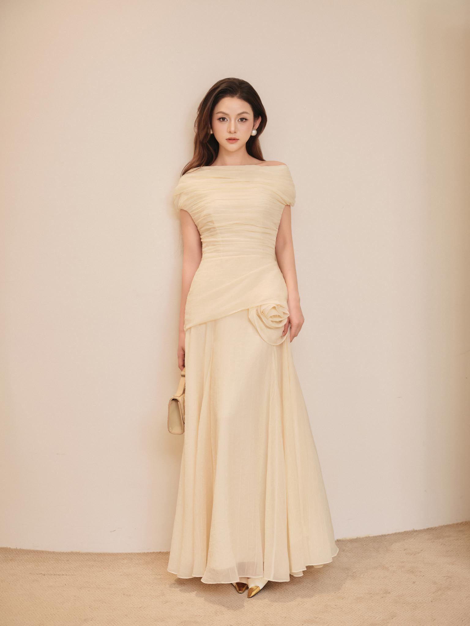 Váy trễ vai hoa hồng xếp ly xòe