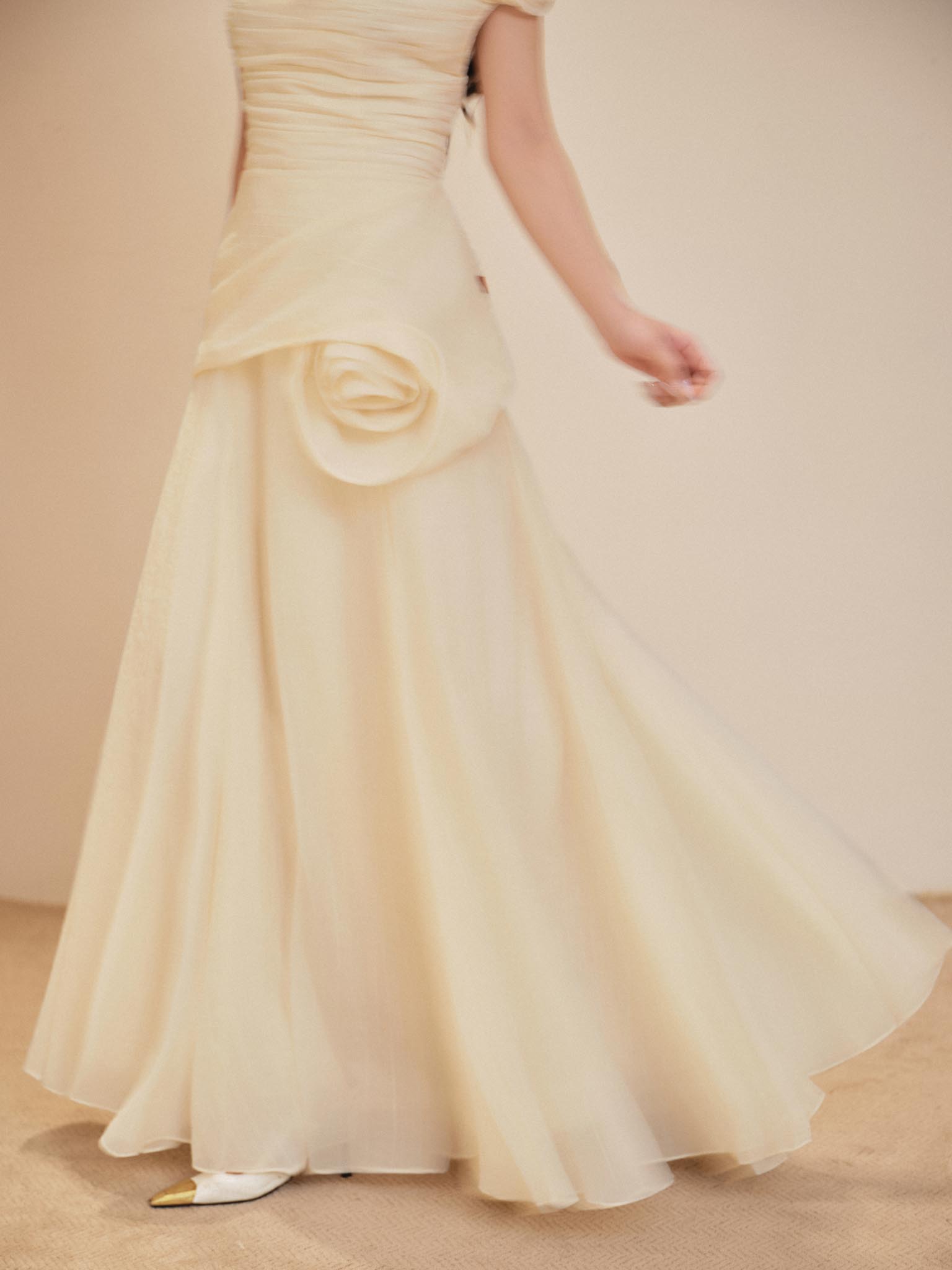 Váy trễ vai hoa hồng xếp ly xòe