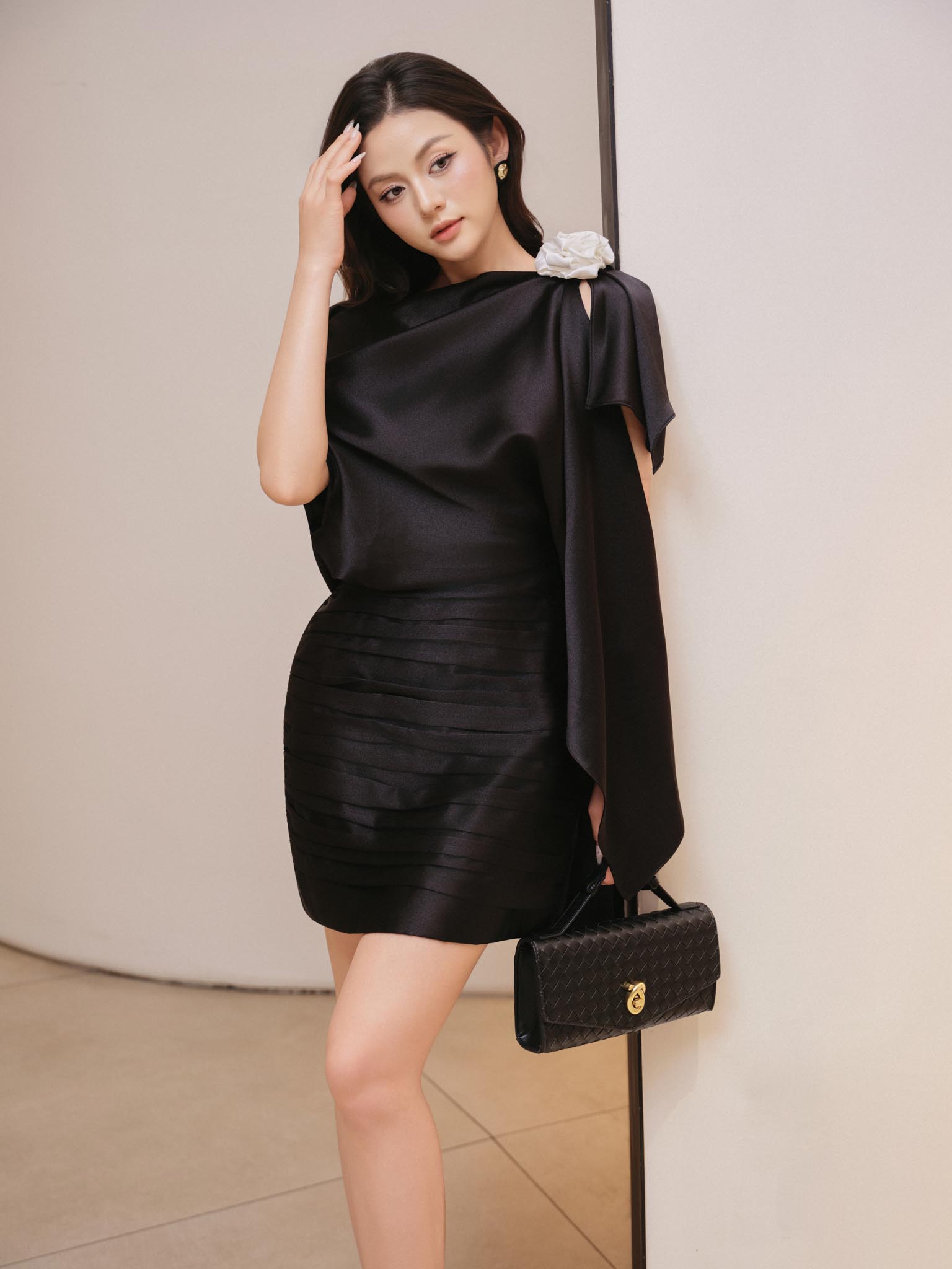 Váy lụa vạt lệch cài hoa