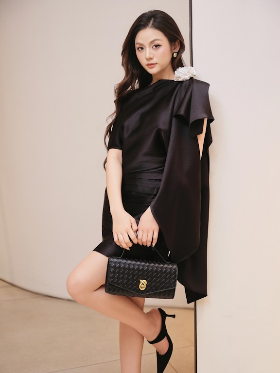 Váy lụa vạt lệch cài hoa