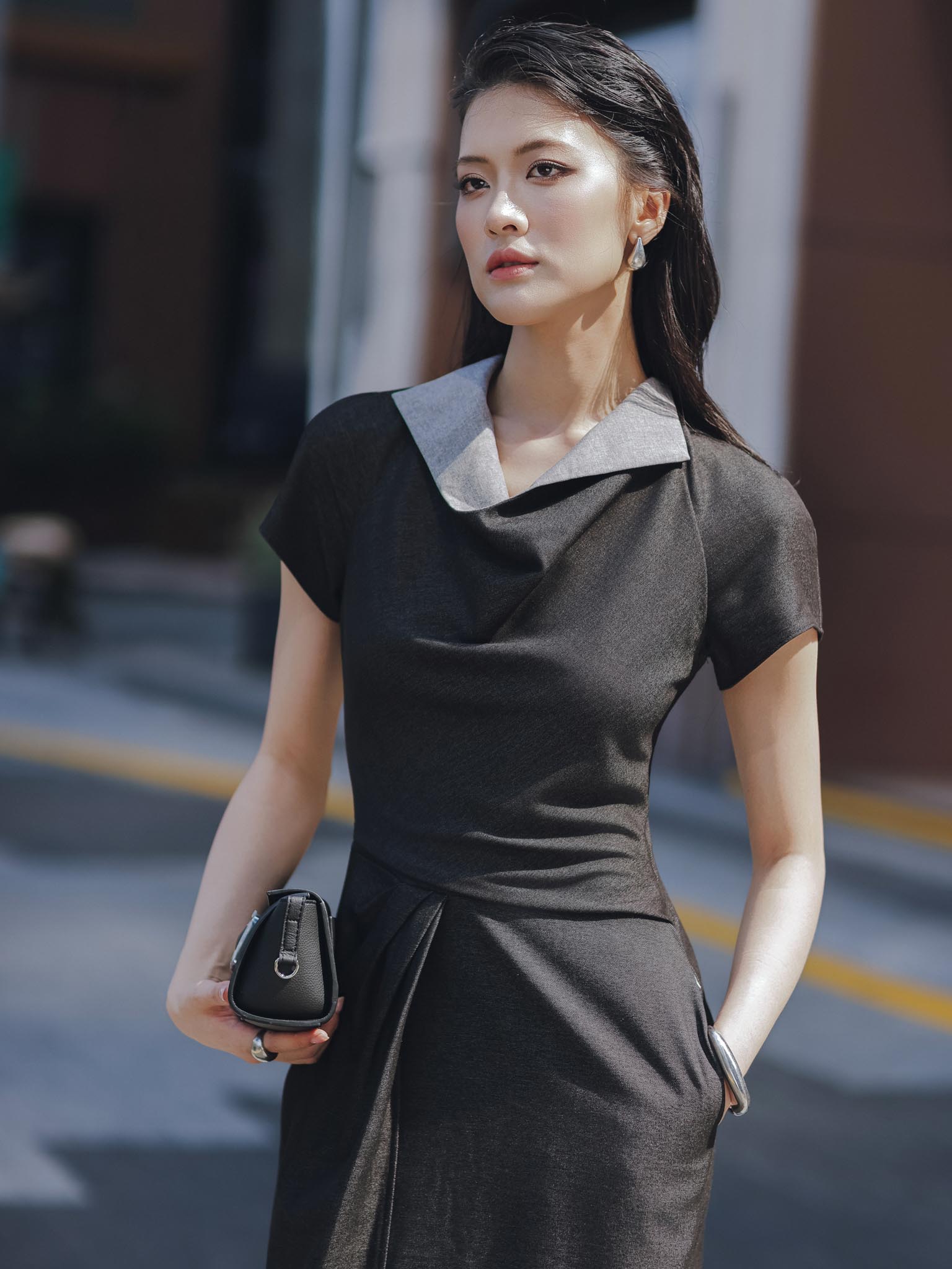 Váy tay liền xếp ly eo cổ đổ phối