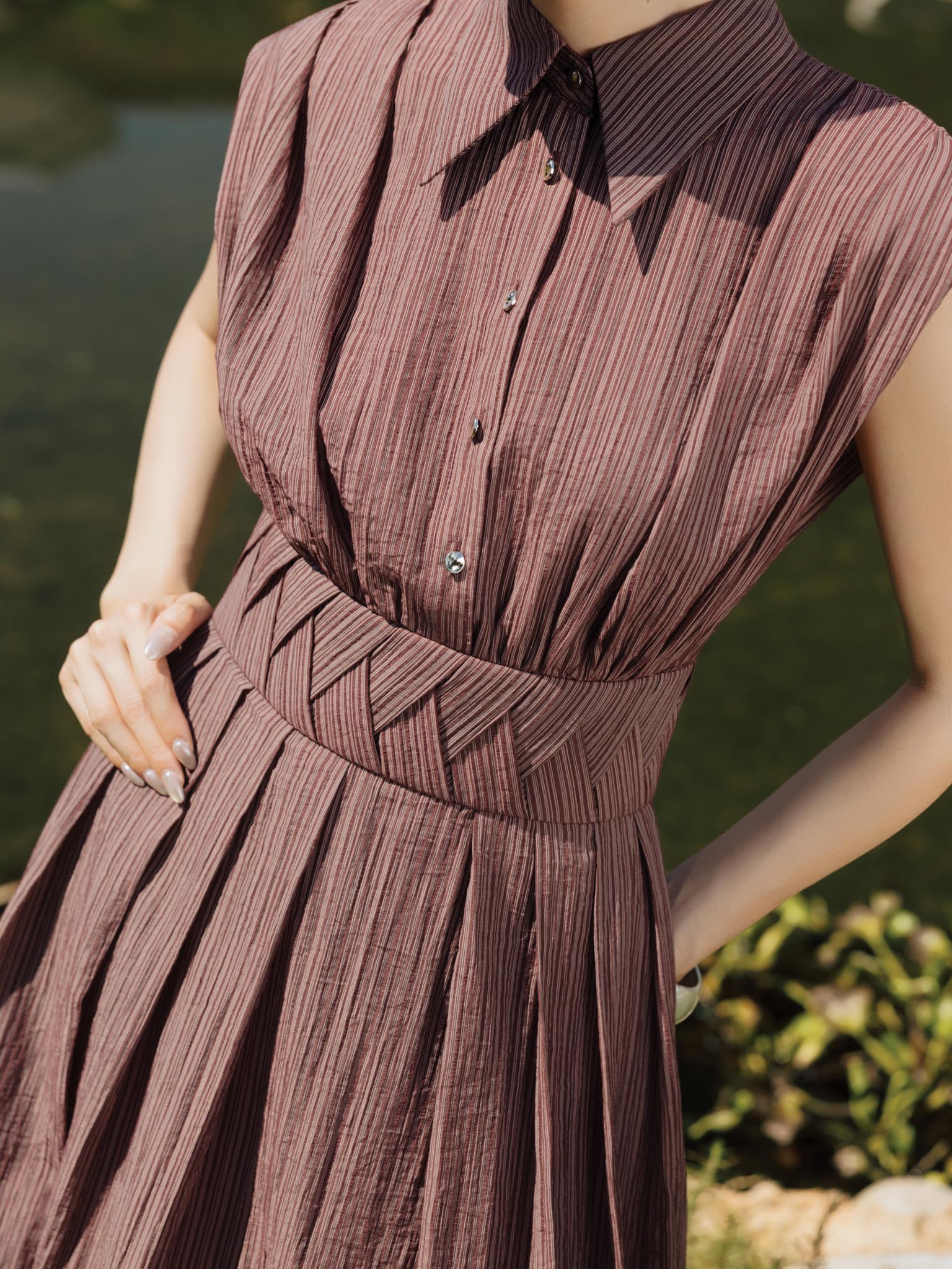 Váy kẻ vai chờm xếp ly, cạp eo bản to