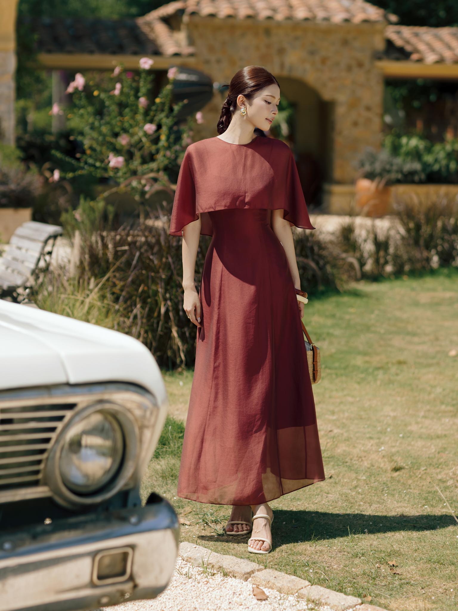 Váy tơ vạt phủ vai chờm